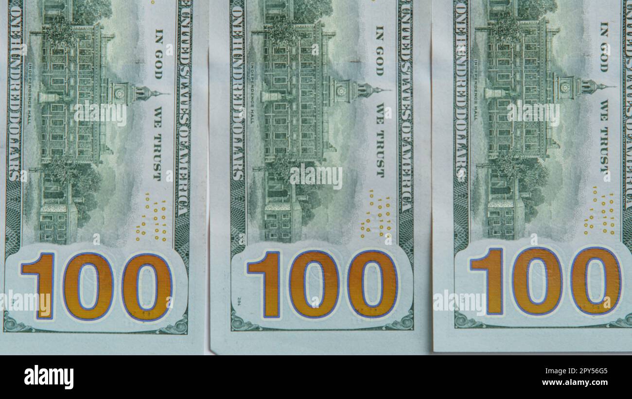 Eine Wohnung mit mehreren hundert 100-Dollar-Banknoten, die in Reihe angeordnet sind. Papierbanknote, Geld, Währung. Stockfoto