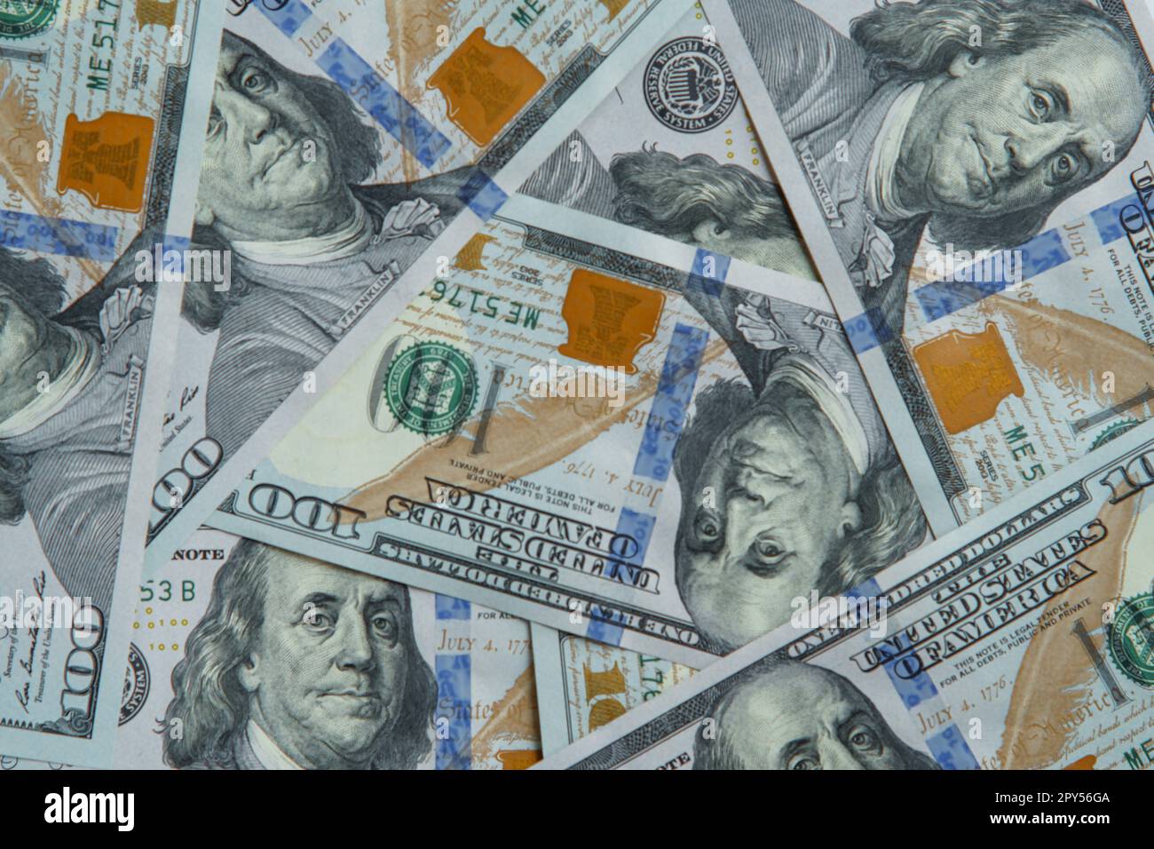 Nahaufnahme eines Haufens von hundert 100-Dollar-Banknoten. Papierbanknote, Geld, Bargeld, Bargeld, Ersparnisse, Finanzen. Stockfoto