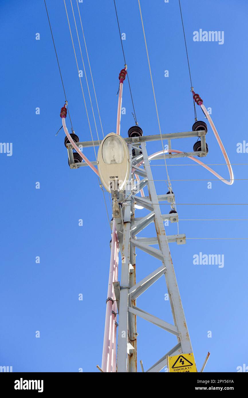 Elektrischer Trafo und Straßenbeleuchtung Stockfoto