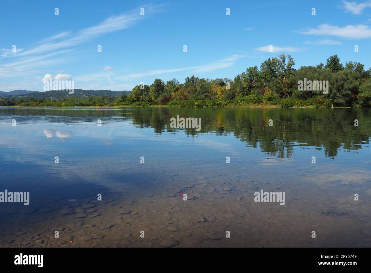 Fluss Drina in der Nähe der Stadt Banja Koviljaca, Serbien, Blick auf die Küste von Bosnien und Herzegowina. Rybnik auf der Drina. Der Fluss des Wassers, blauer Himmel, Grün auf der gegenüberliegenden Seite des Flusses. Stockfoto
