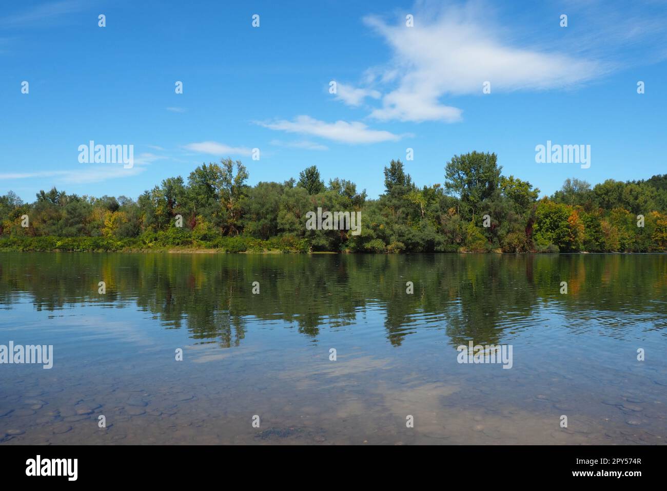 Fluss Drina in der Nähe der Stadt Banja Koviljaca, Serbien, Blick auf die Küste von Bosnien und Herzegowina. Rybnik auf der Drina. Der Fluss des Wassers, blauer Himmel, Grün auf der gegenüberliegenden Seite des Flusses. Stockfoto