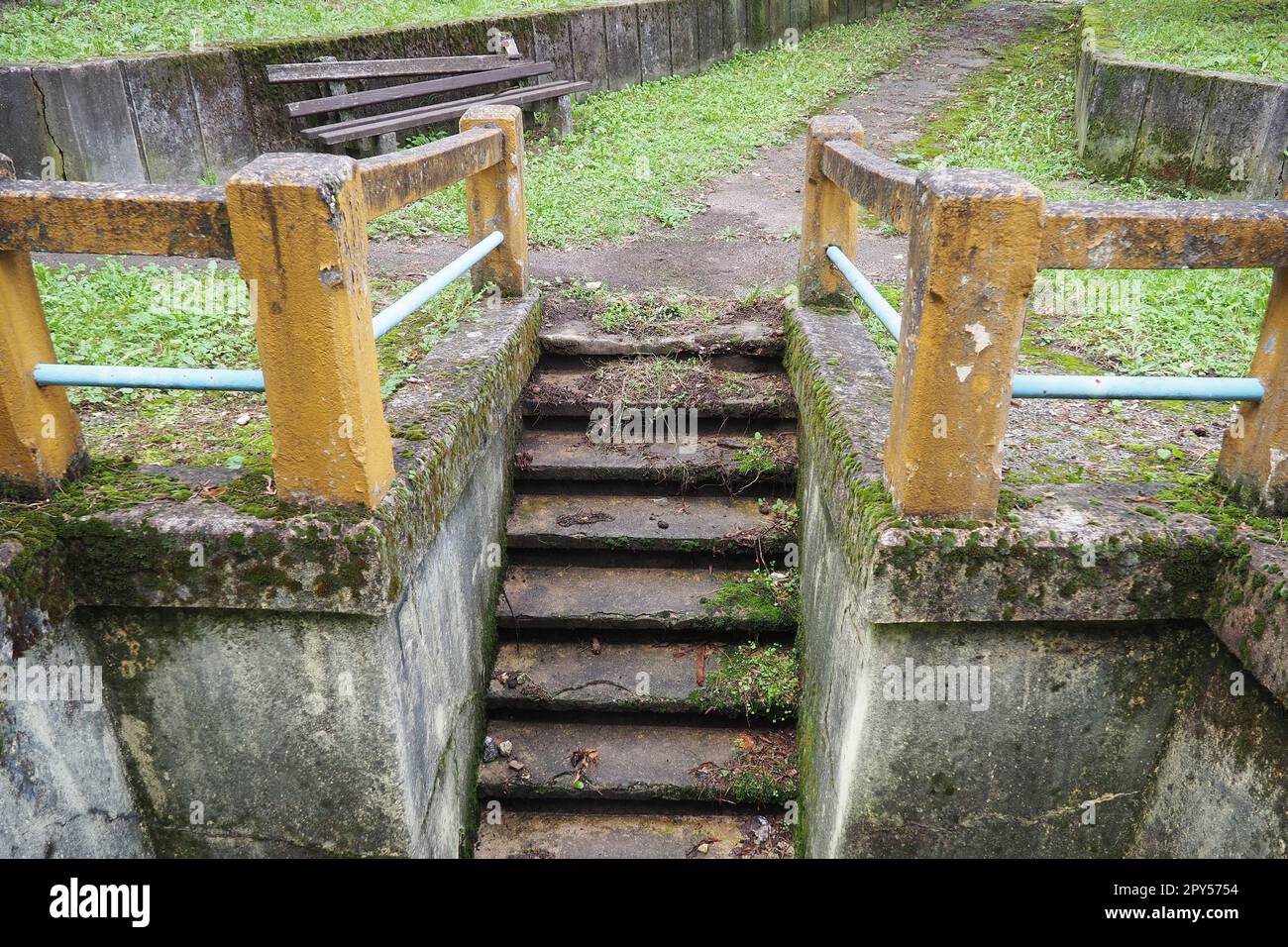 Banja Koviljaca, Loznica, Serbien. Berg Guchevo, Park und Wald. Quelle des Mineralschwefels und des eisenhaltigen Wassers Rakina Chesma Cesma. Eine Quelle in der Nähe der Straße nach Guchevo. Betonzaun und Treppen. Stockfoto