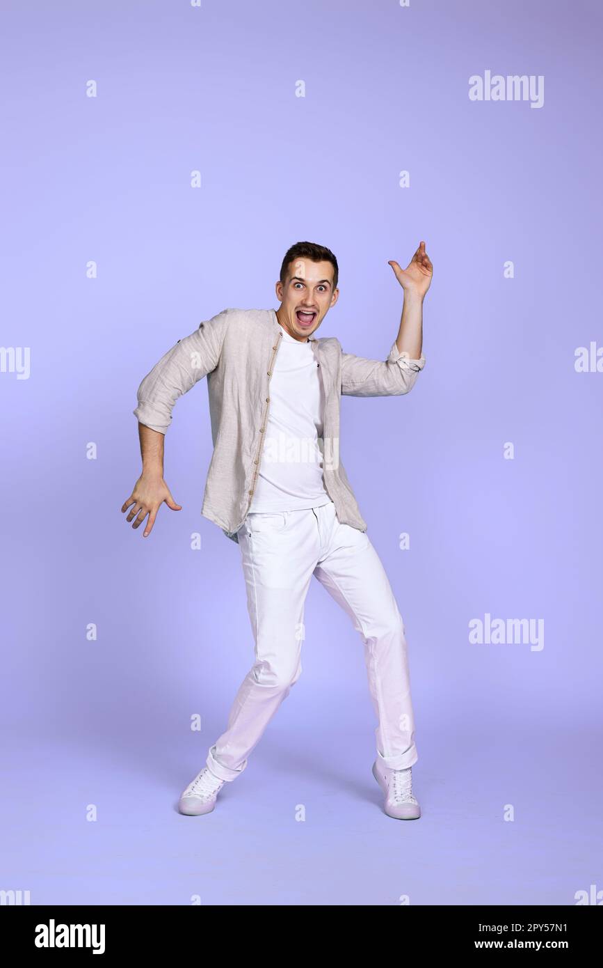 Fröhlicher, lustiger junger Mann in lässigem Hemd Stockfoto