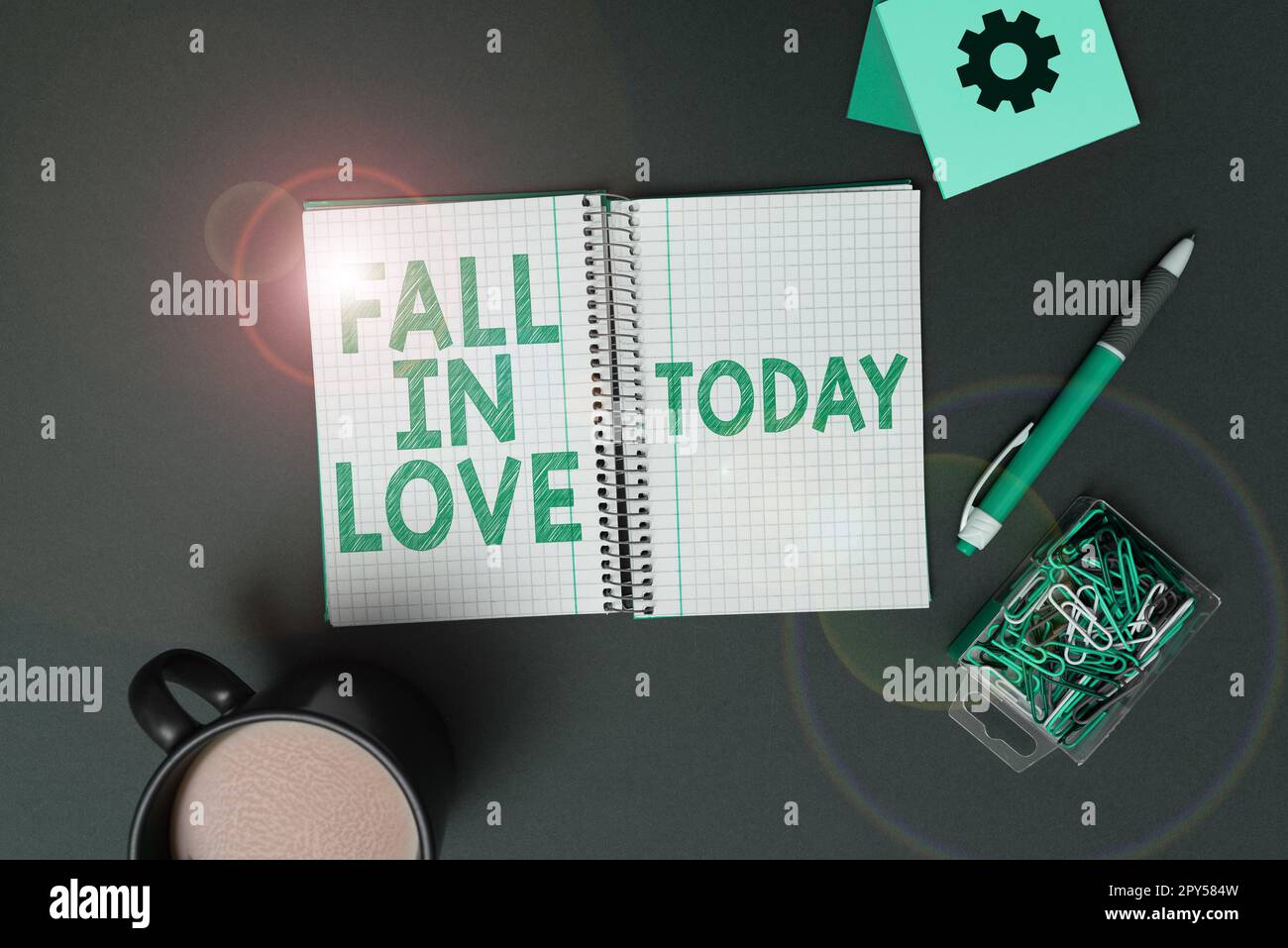 Schild mit der Aufschrift „Fall in Love“. Geschäftsidee, die von jemandem begeistert ist Stockfoto