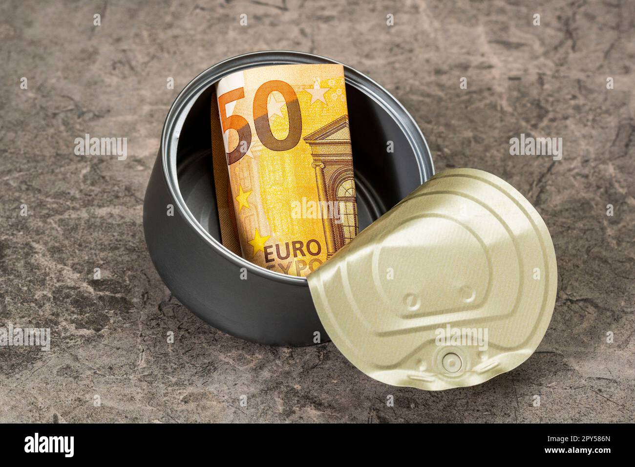 50 Euro in einer Dose, die auf den Steinhintergrund fällt Stockfoto