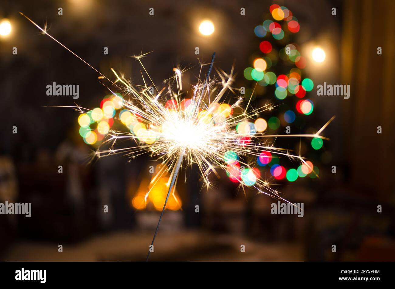 Bengalisches Feuer im Hintergrund des Weihnachtsbaums Stockfoto