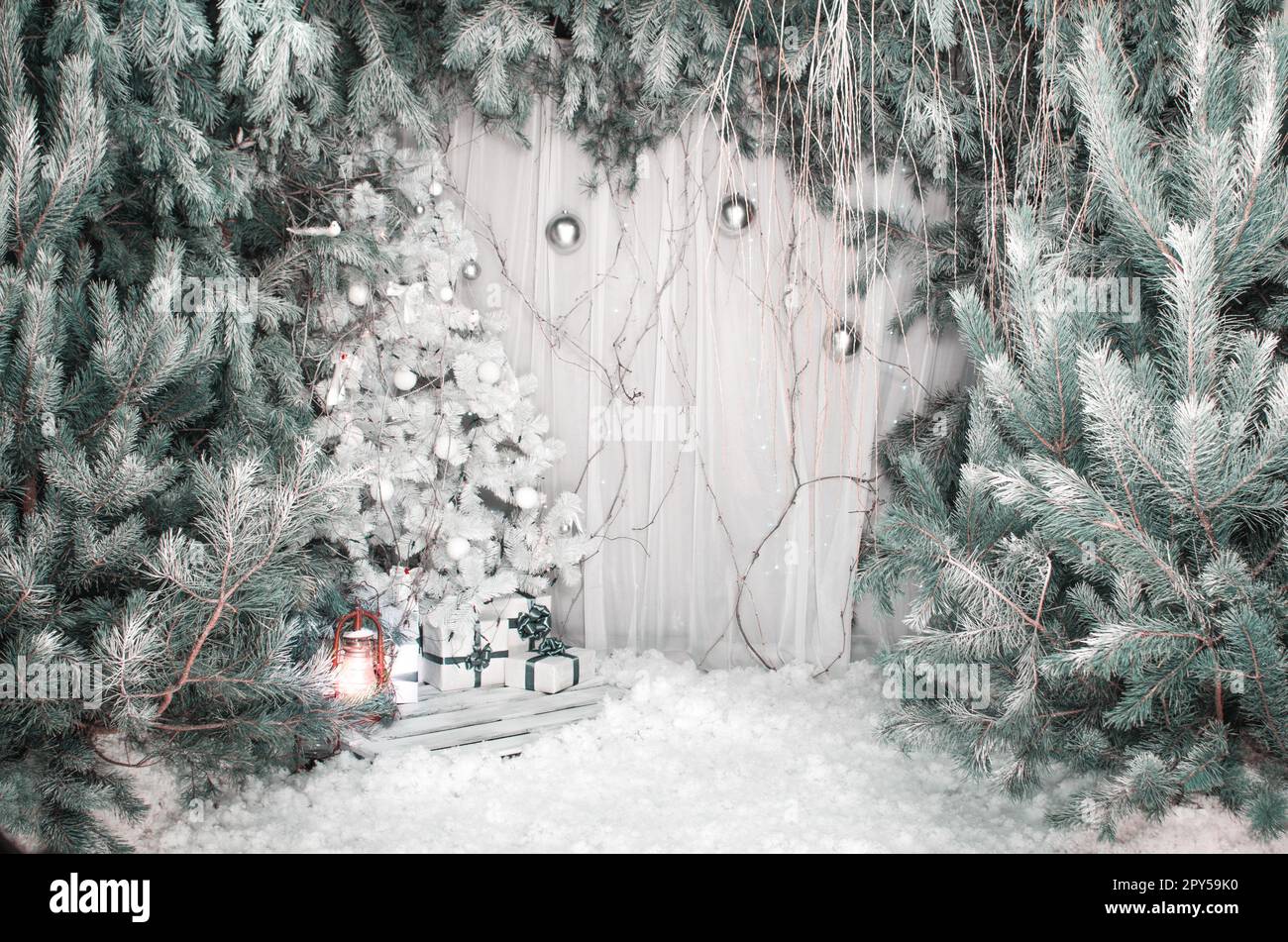 Leichte Weihnachtsdekorationen. Ein wunderschöner Neujahrsbaum mit Bällen und Geschenkboxen. Foto im Studio, Neujahrsdekoration, Feenwald, 2018 Stockfoto