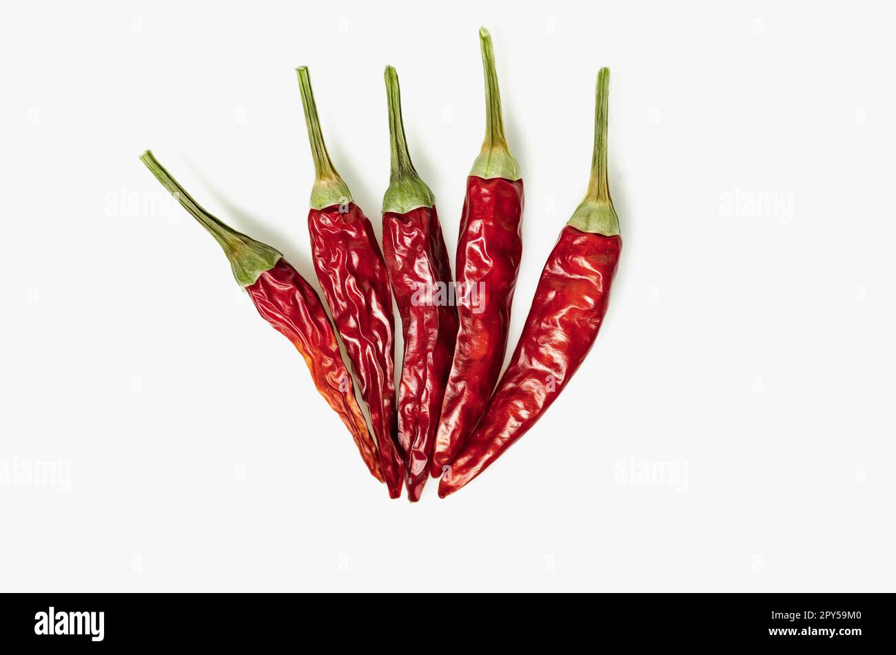 Rote Paprika oder Chili cayenne pfeffer auf weißem Hintergrund Ausschnitt isoliert Getrocknet Stockfoto