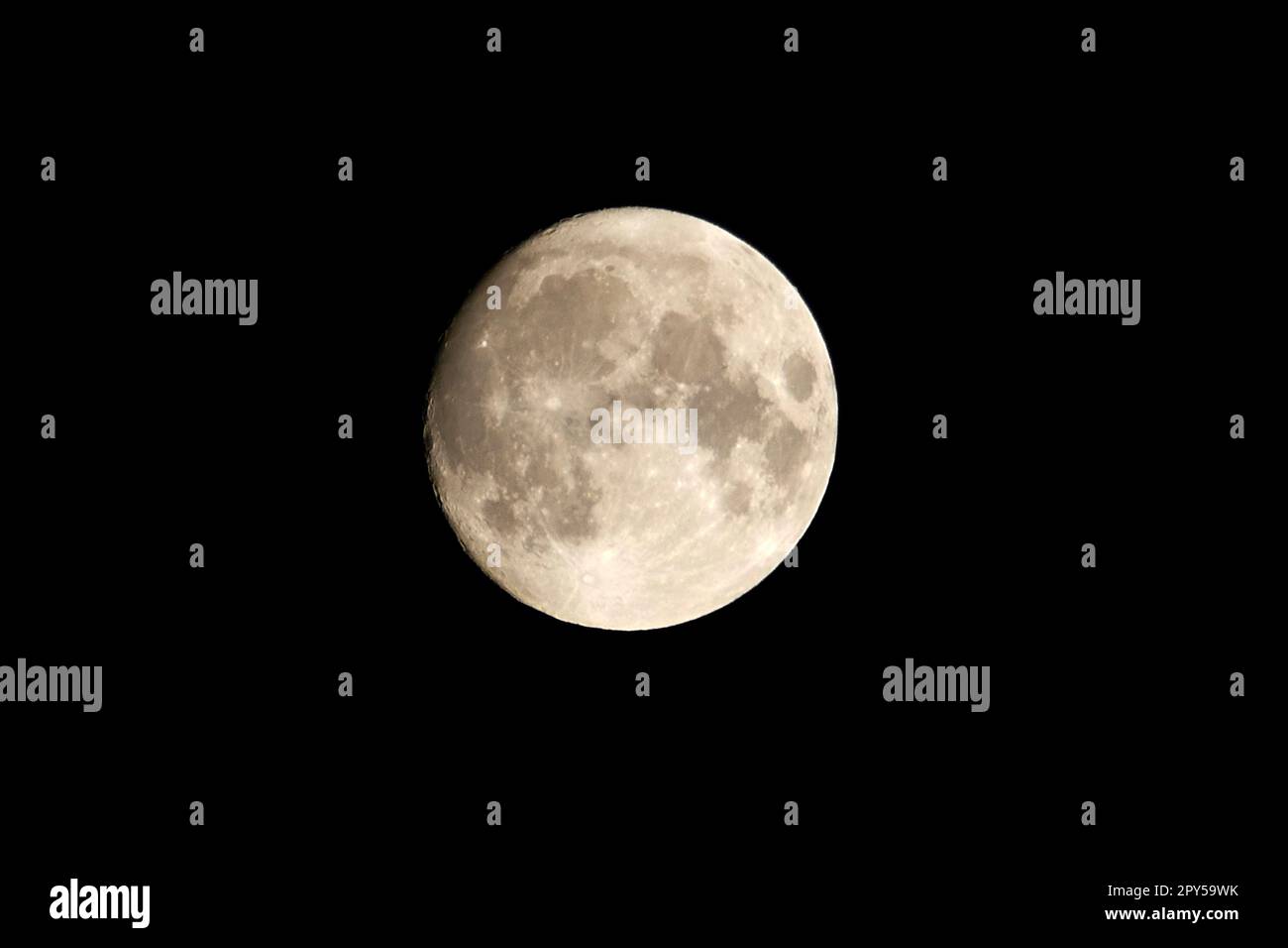 Nahaufnahme von Vollmond am Nachthimmel, Mondaufnahme, Mondfotos, Mond in der Dämmerung Stockfoto