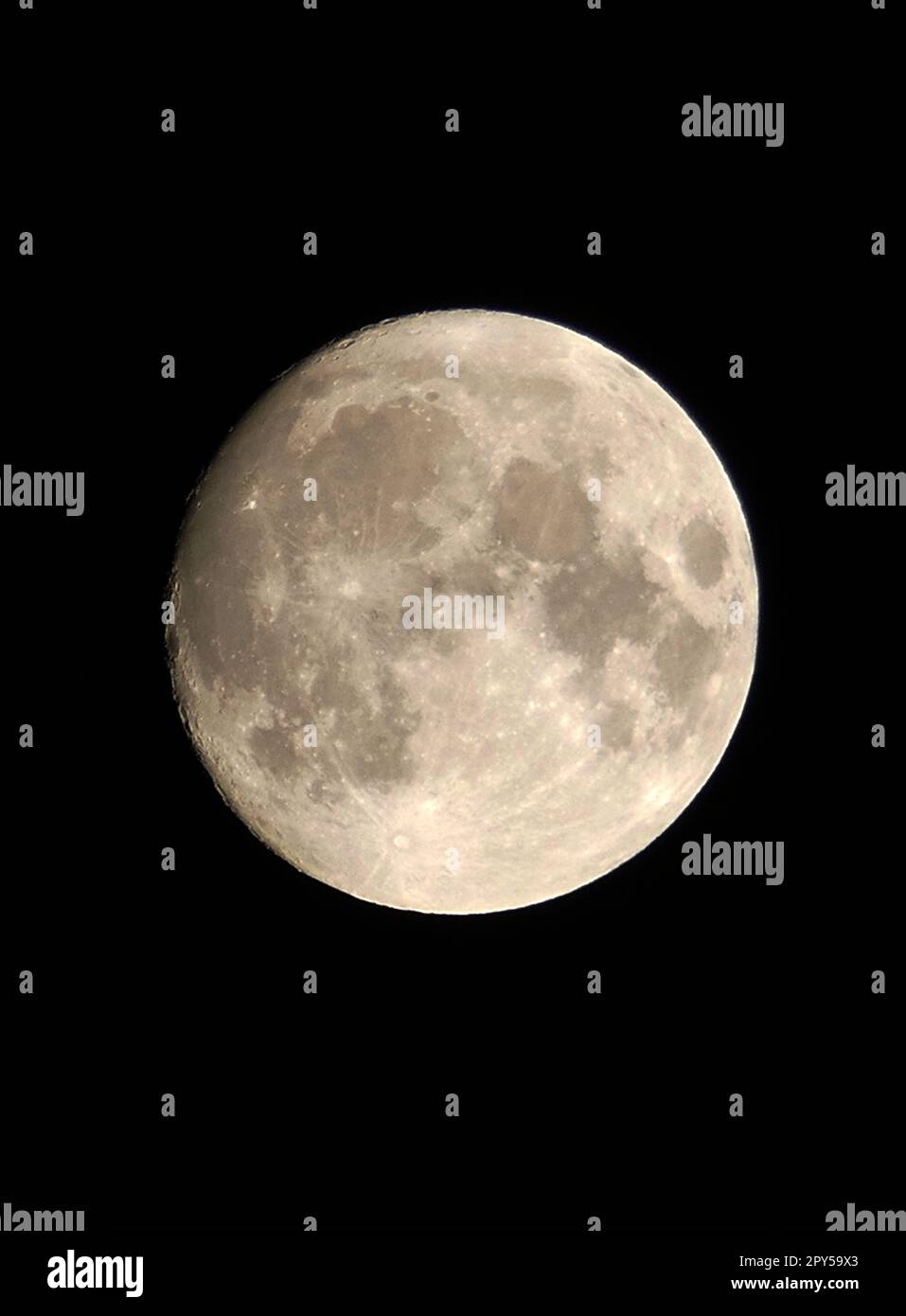 Nahaufnahme von Vollmond am Nachthimmel, Mondaufnahme, Mondfotos, Mond in der Dämmerung Stockfoto