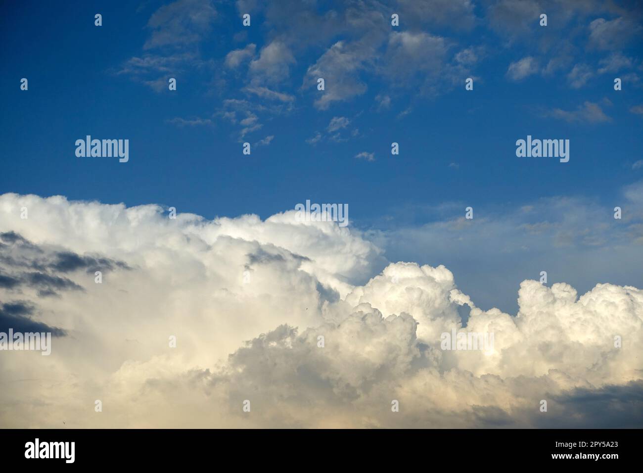 kumuluswolken, aufgeblasene Wolken, gehäufte weiße Wolken, Stadt und große Wolken. Stockfoto