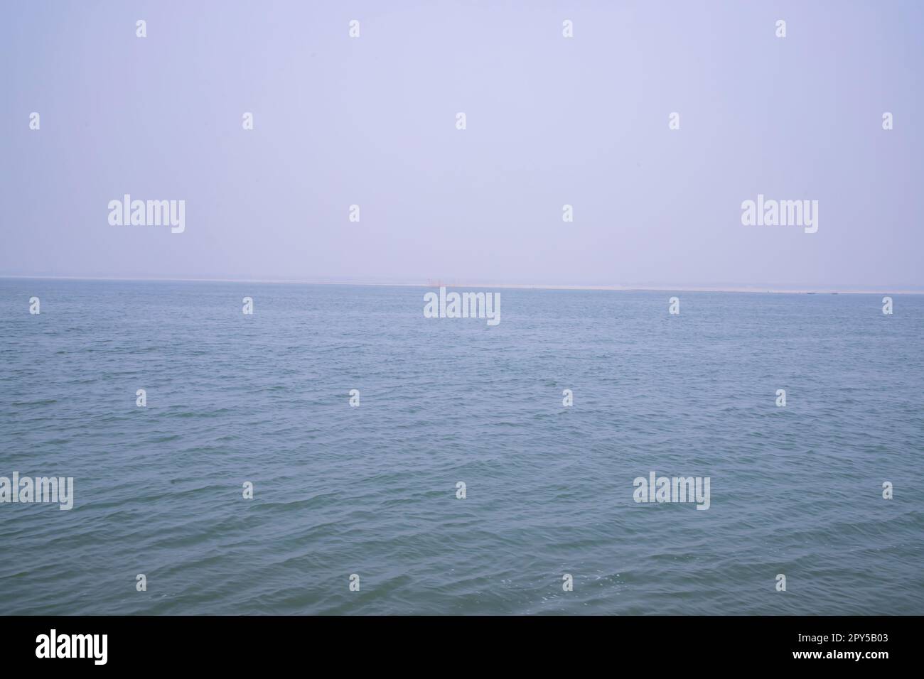 Blauer Meerwasser-Hintergrund, Nahaufnahme eines Fotos, Naturserie Stockfoto