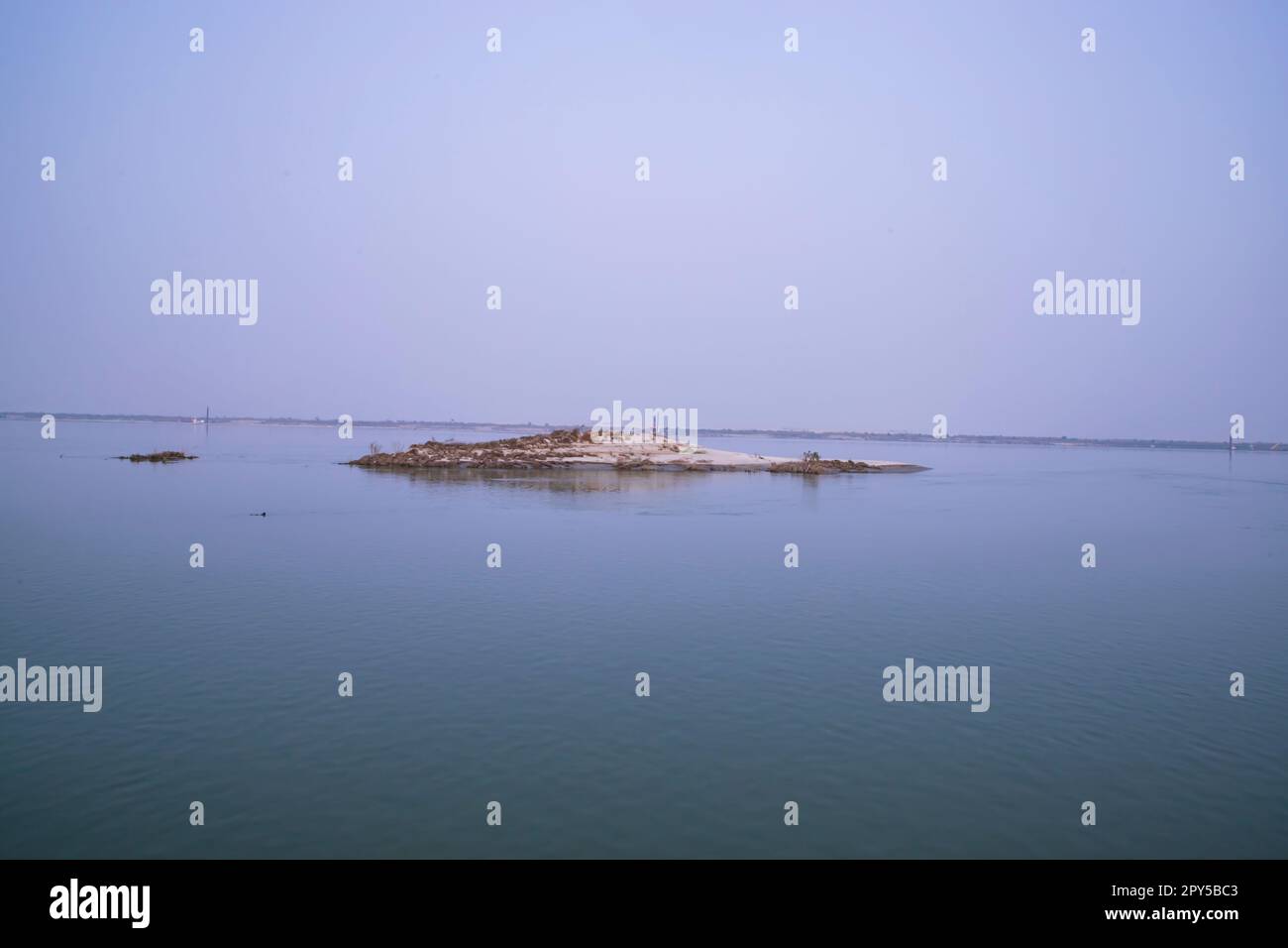 Blick auf die natürliche Landschaft Küste des Flusses Padma mit Sanddünen und Gras Stockfoto