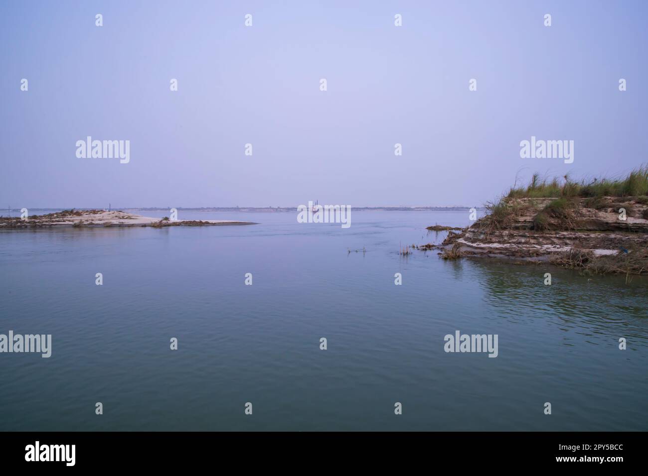 Blick auf die natürliche Landschaft Küste des Flusses Padma mit Sanddünen und Gras Stockfoto