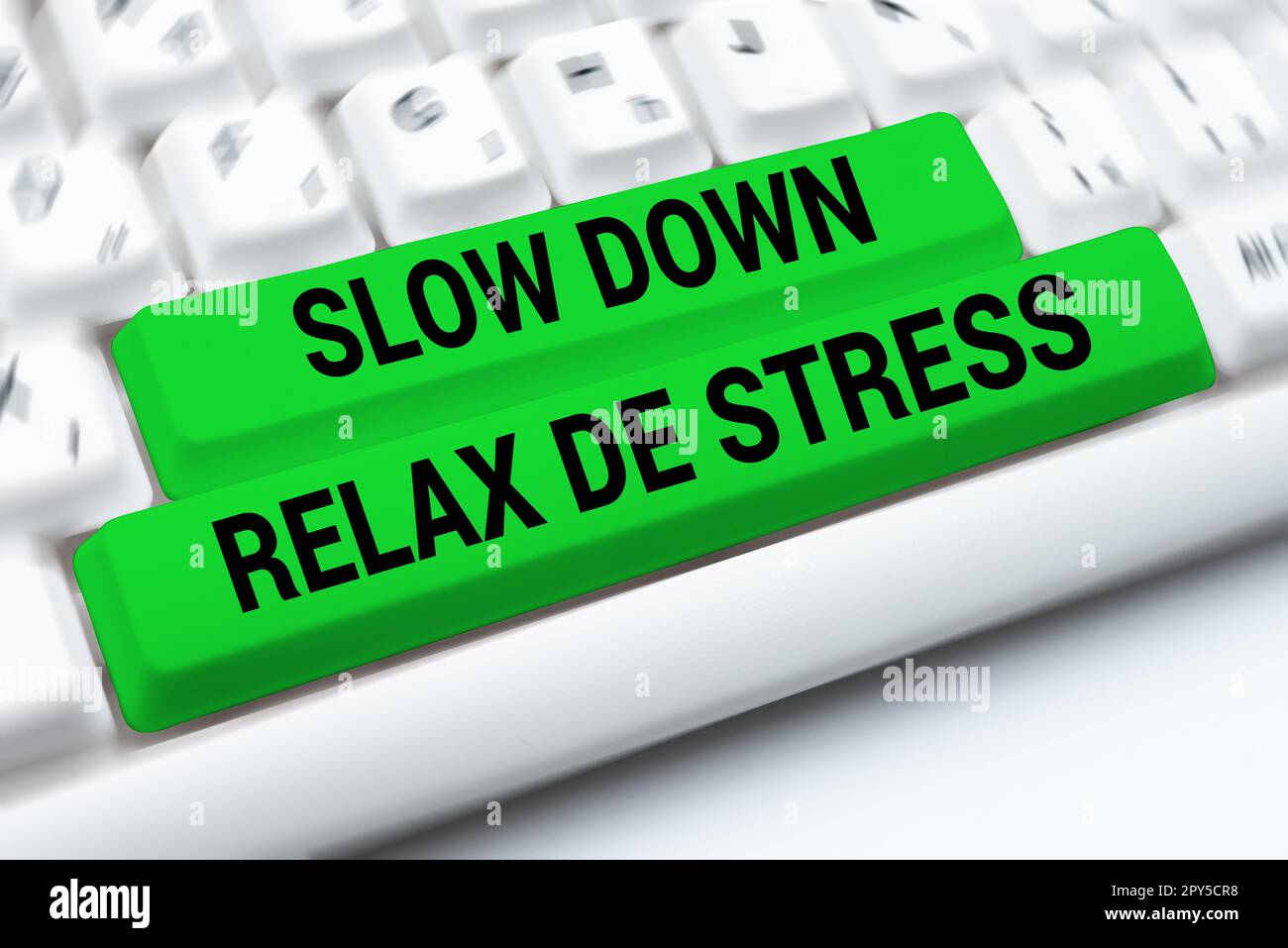 Handgeschriebenes Schild Slow Down Relax De Stress. Geschäftsidee Pause Stress reduzieren Ruhe bewahren Stockfoto