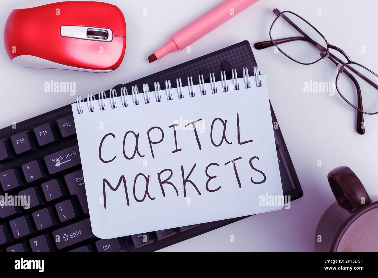 Handschriftlicher Text Capital Markets. Das Wort für ermöglicht es Unternehmen, durch die Bereitstellung von Marktsicherheit Mittel zu beschaffen Stockfoto