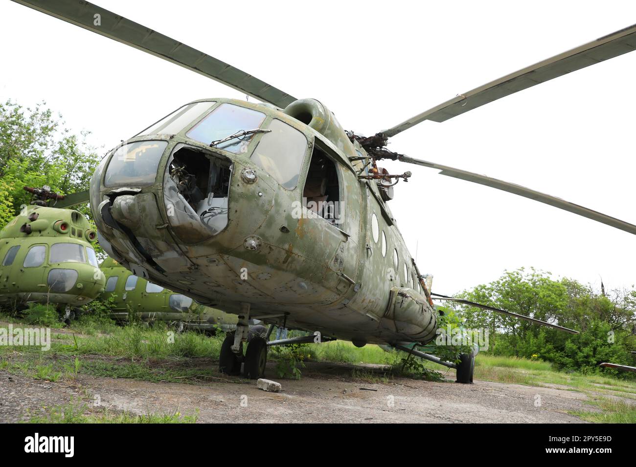Verlassener, beschädigter russischer Militärhubschrauber Mil Mi-8. Defekter Hubschrauber Stockfoto