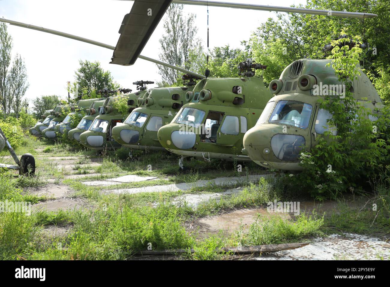 Verlassener russischer Militärhubschrauber Mil Mi-2 Hoplite. Defekter Hubschrauber Stockfoto