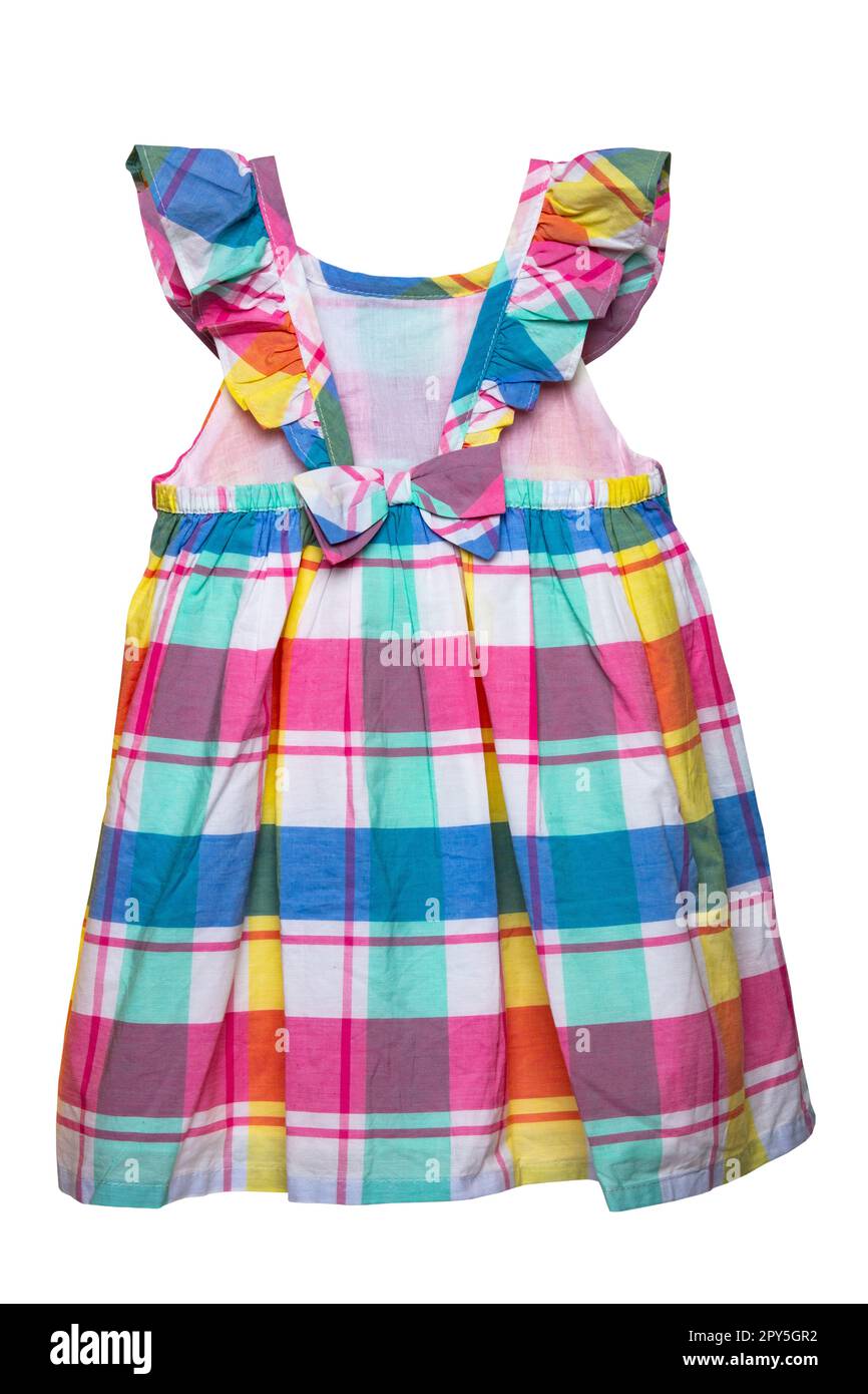 Sommerkleid isoliert. Nahaufnahme eines farbenfrohen, ärmellosen Baby-Mädchenkleids mit Karomuster, isoliert auf weißem Hintergrund. Frühlingsmode für Kinder. Beschneidungspfad. Rückansicht. Stockfoto