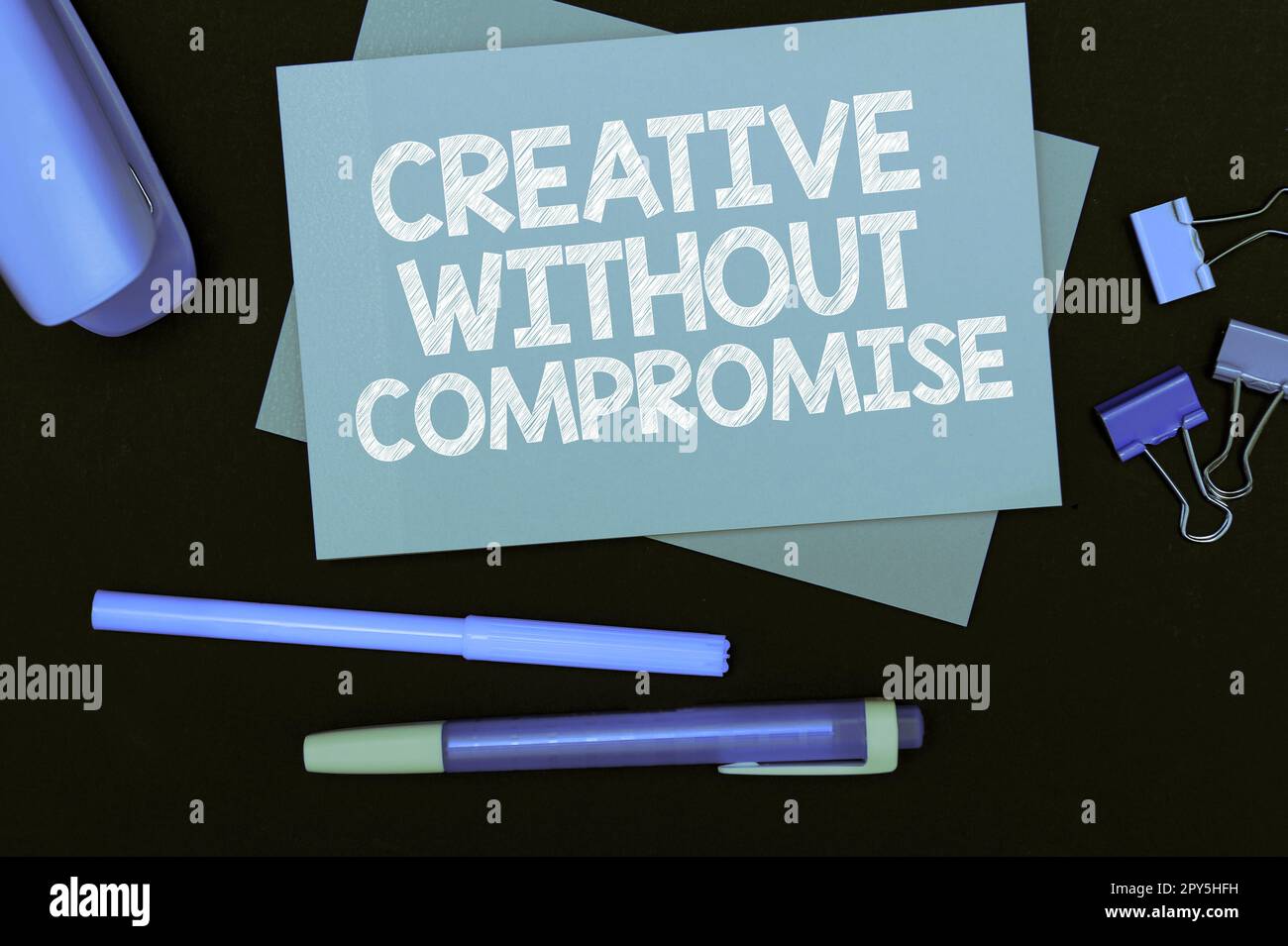 Handschriftliches Schild Kreativ ohne Kompromisse. Betriebswirtschaftliche Ubersicht zur gezielten Erzeugung visueller Bilder Stockfoto