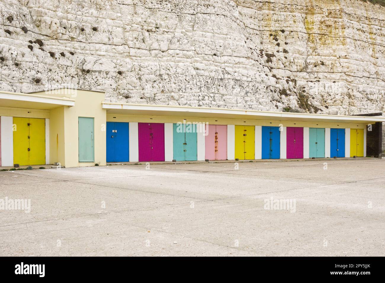 Strandhütten in Saltdean, England Stockfoto