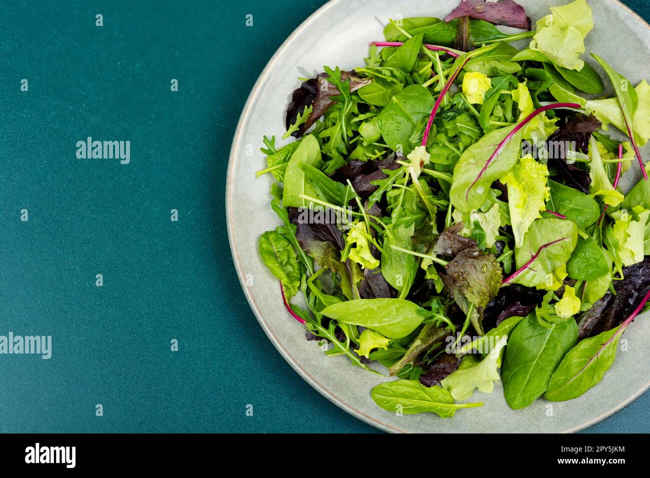 Gemischte salatgrüns -Fotos und -Bildmaterial in hoher Auflösung – Alamy