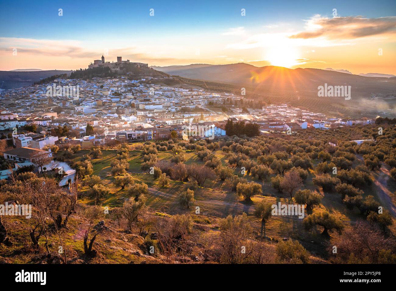 Malerisches weißes Dorf Alcala la Real in der Nähe von Granada bei Sonnenuntergang Stockfoto