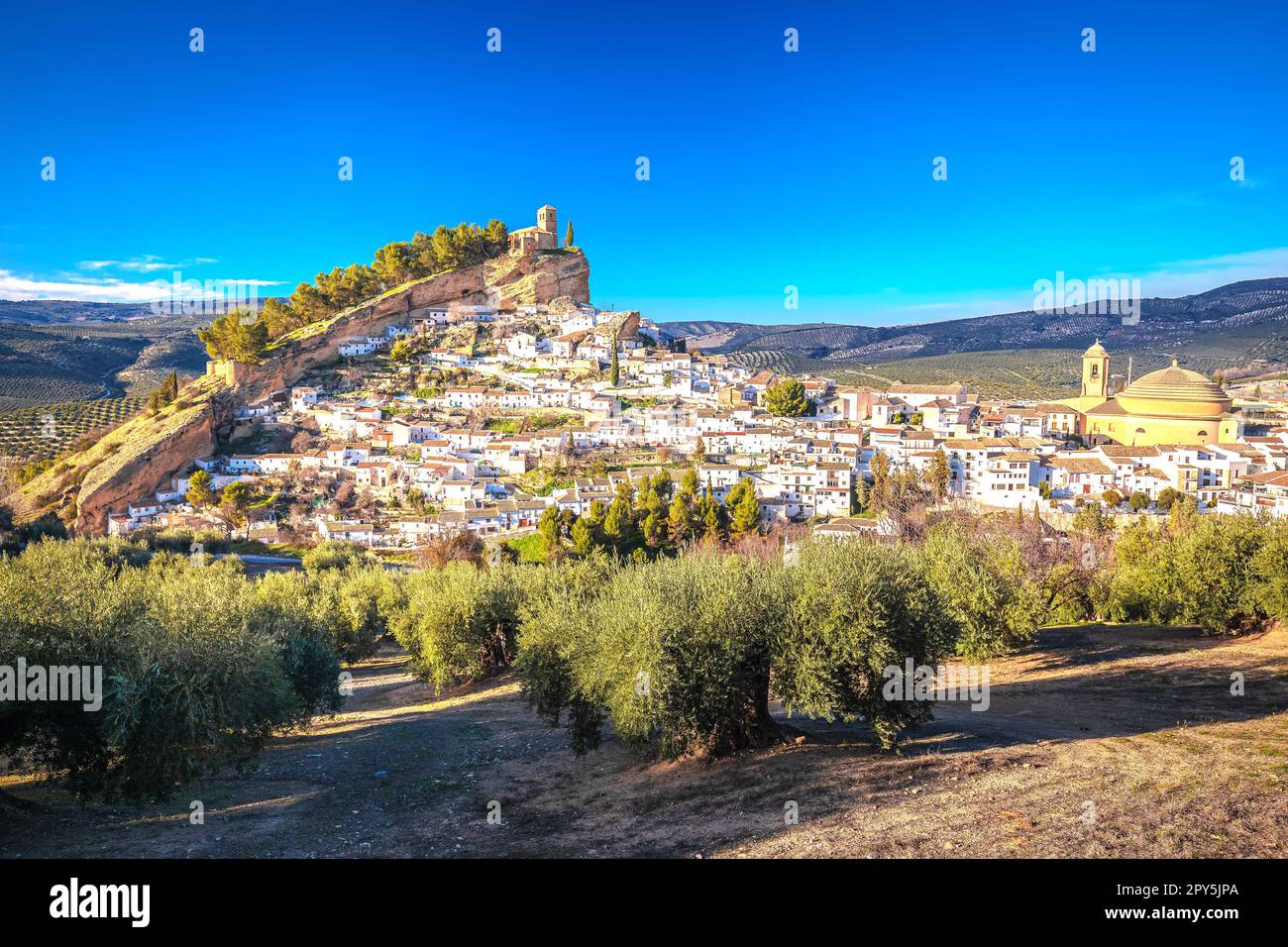 Malerisches weißes Dorf Montefrio in der Nähe von Granada Stockfoto