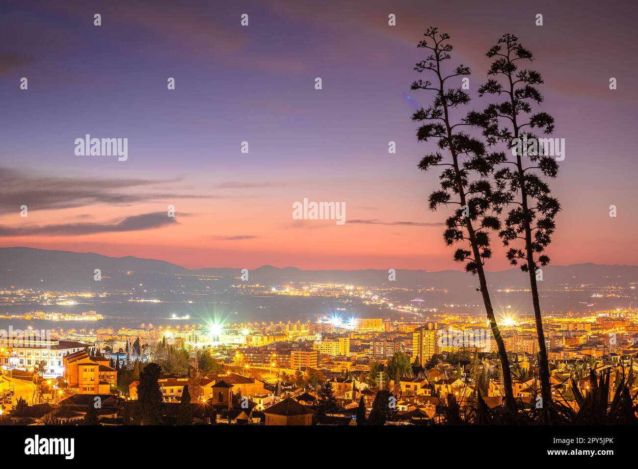 Malerischer abendlicher Panoramablick auf Granada von Albayzin Stockfoto