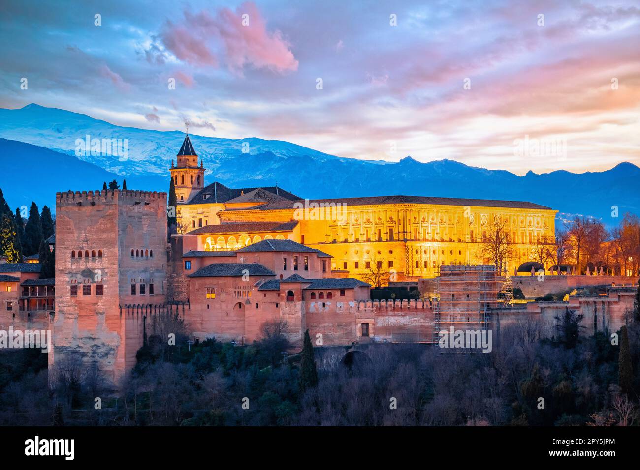 Blick auf die Alhambra bei Sonnenaufgang, UNESCO-Weltkulturerbe in Granada Stockfoto