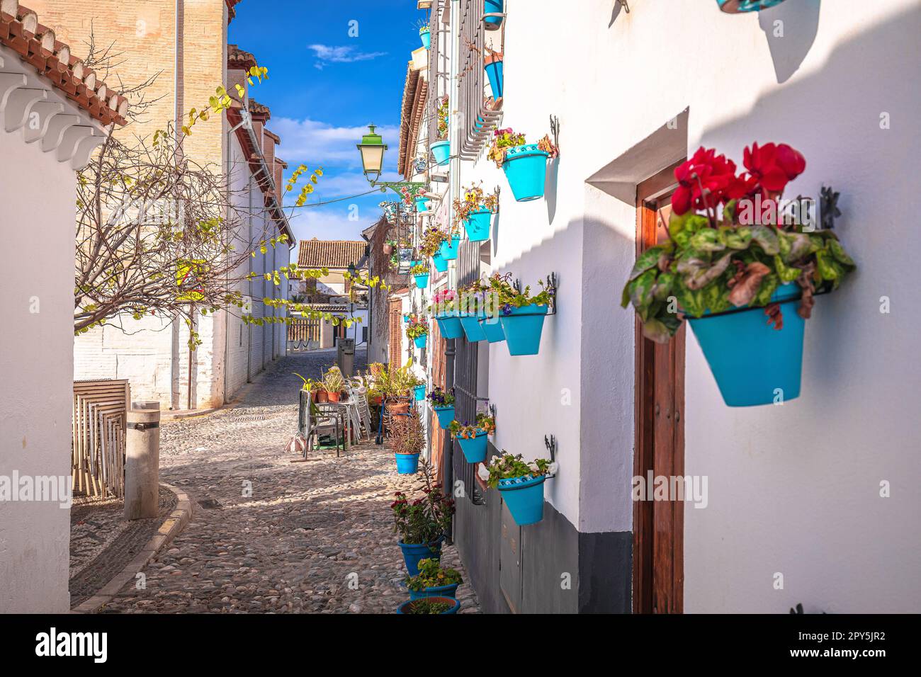 Malerische Straße von Granada in der alten Albayzin-Gegend Stockfoto