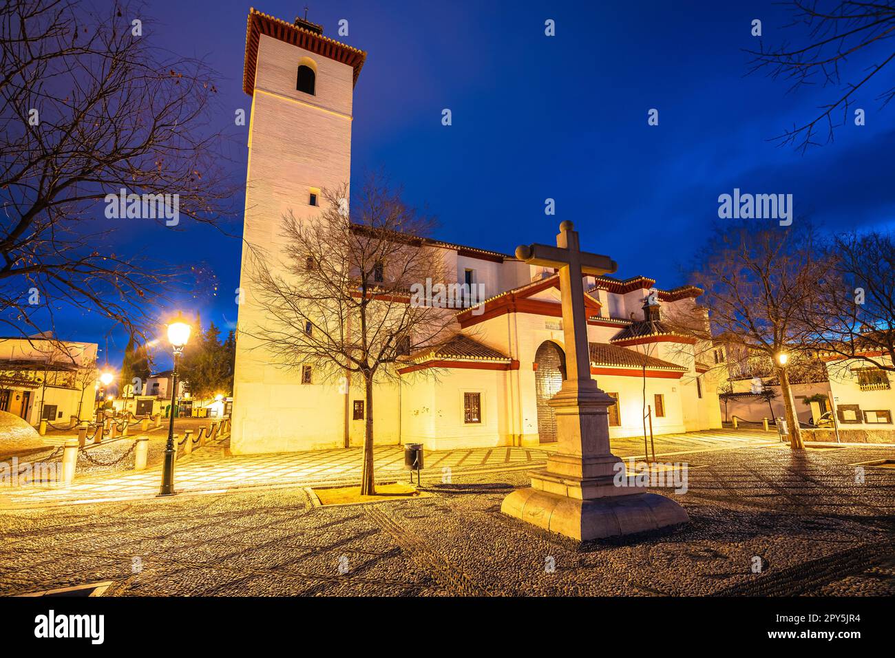 Antike Kirche und Platz im historischen Albayzin-Viertel von Granada Stockfoto