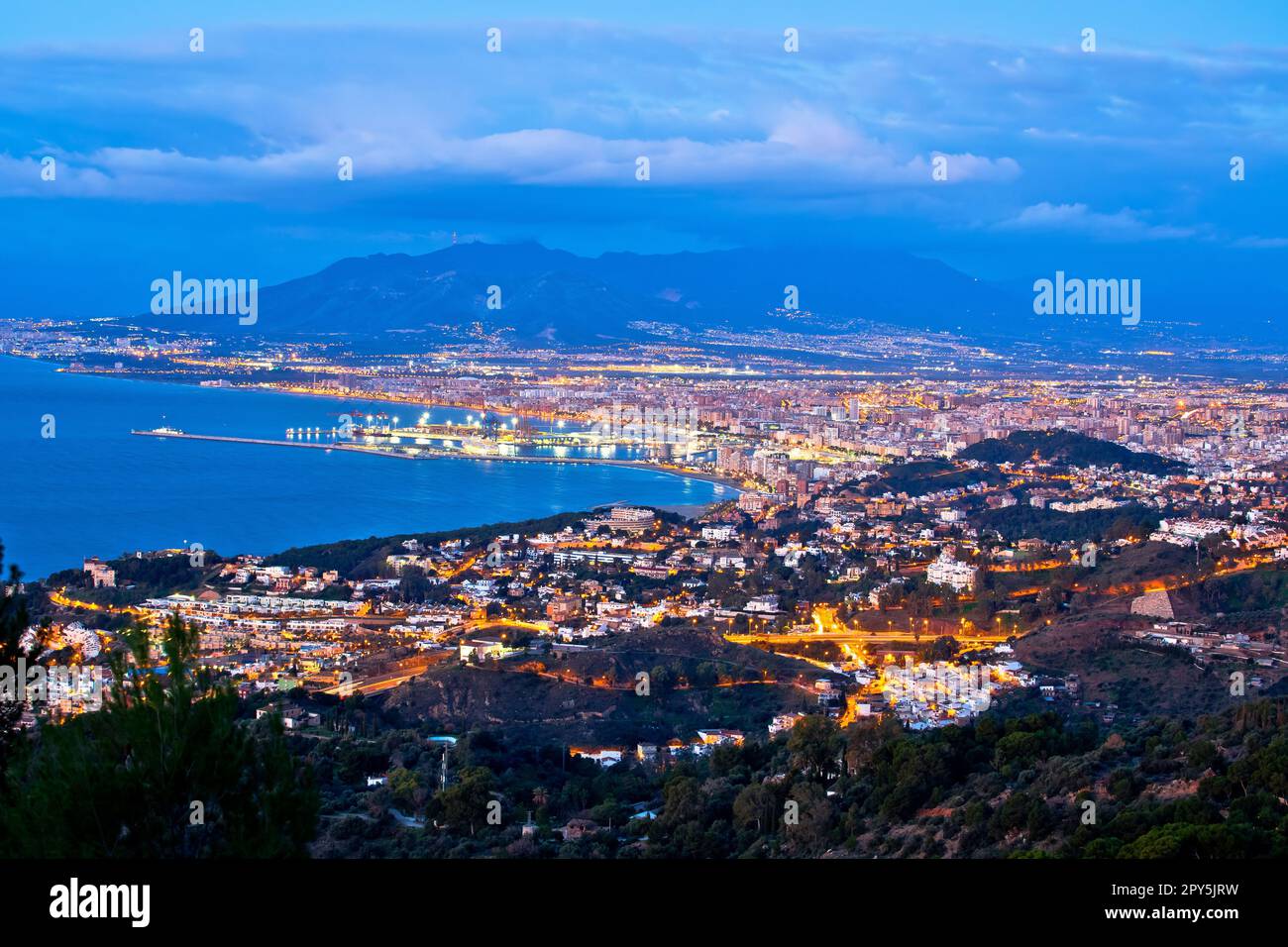 Malaga Stadt und Küste aus der Vogelperspektive Stockfoto