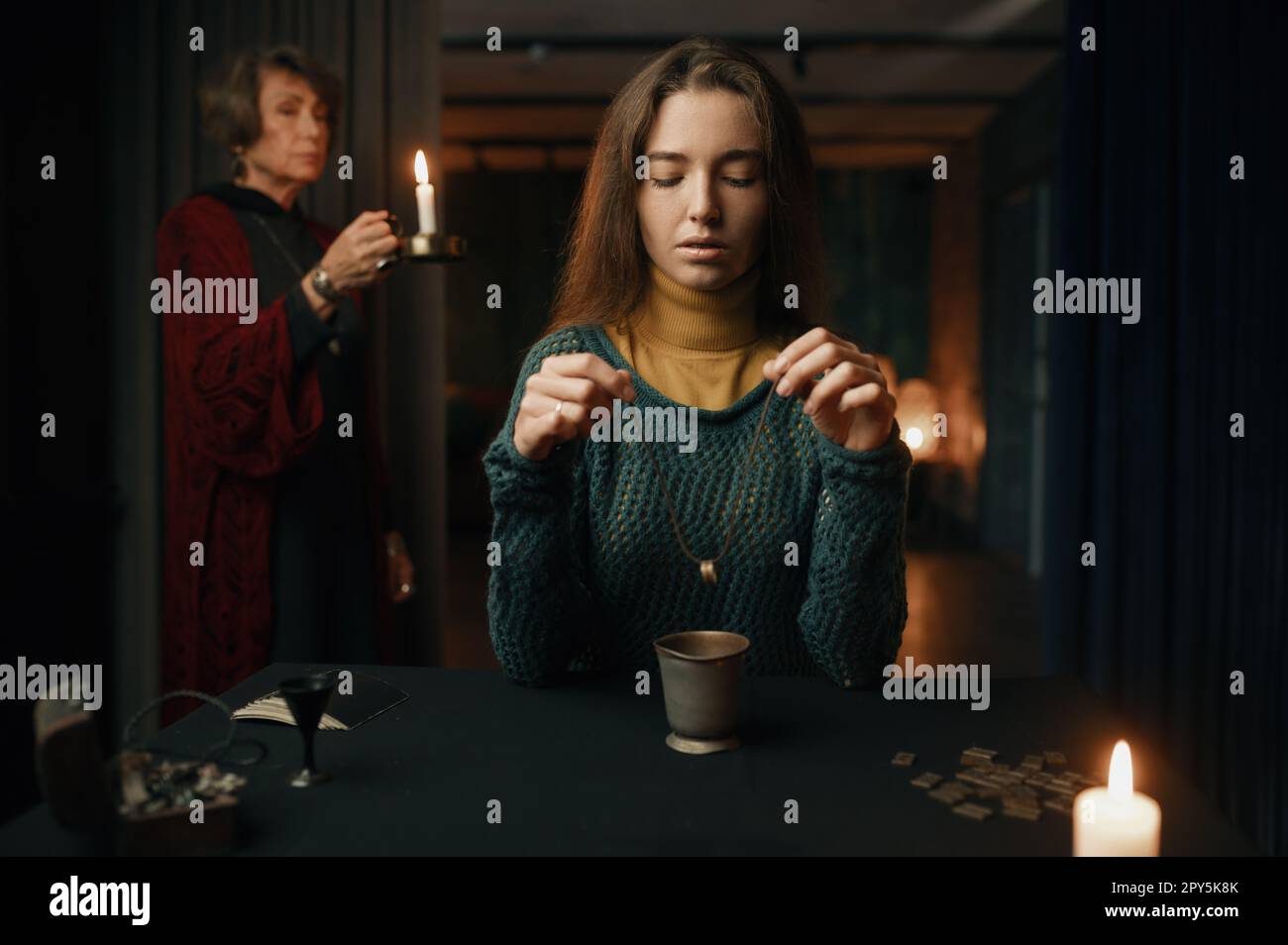 Frau, die mit dem Ring trennt, unter reiflicher professioneller Zigeunerkontrolle Stockfoto