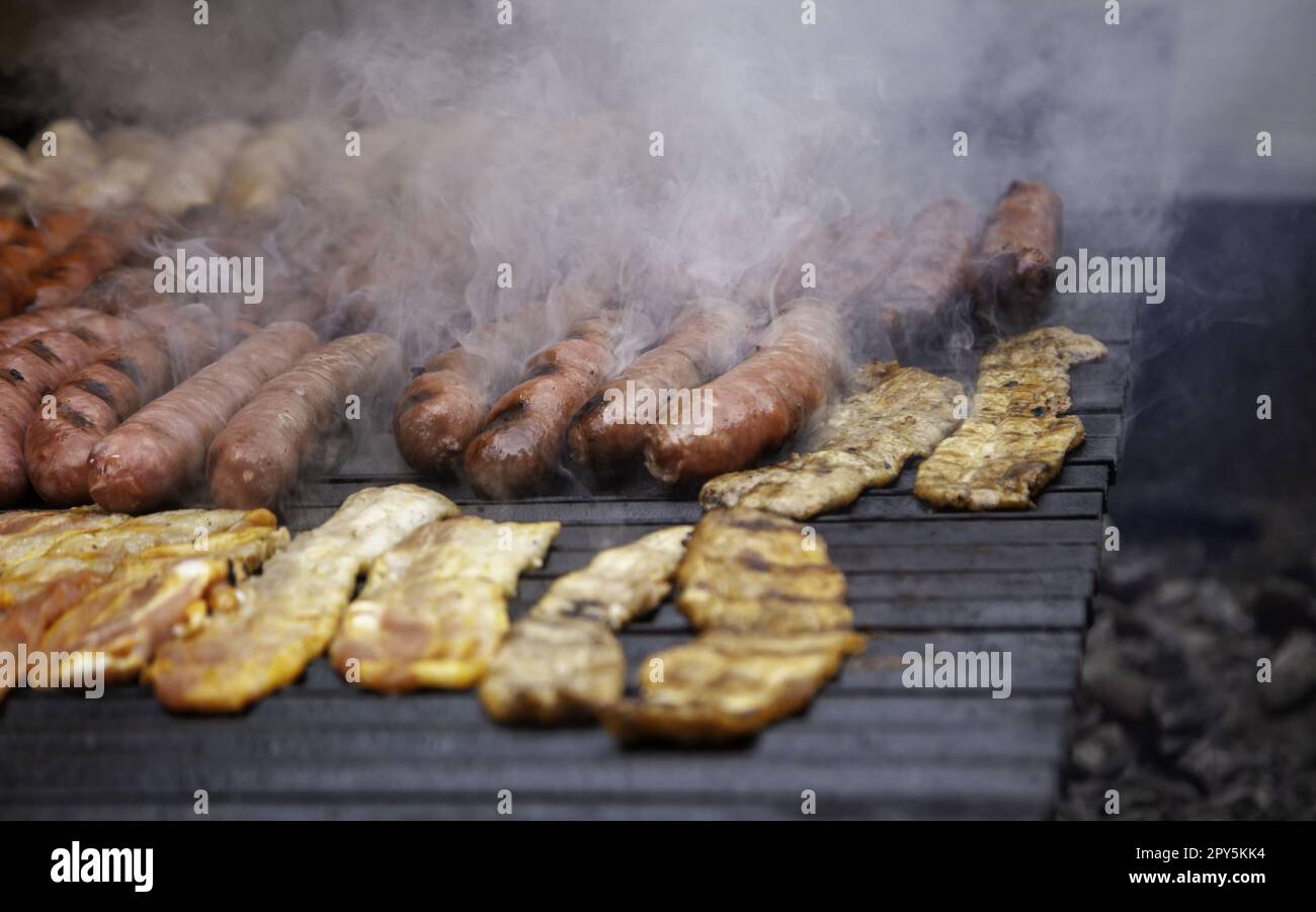 Gebratener Speck auf dem Grill Stockfoto