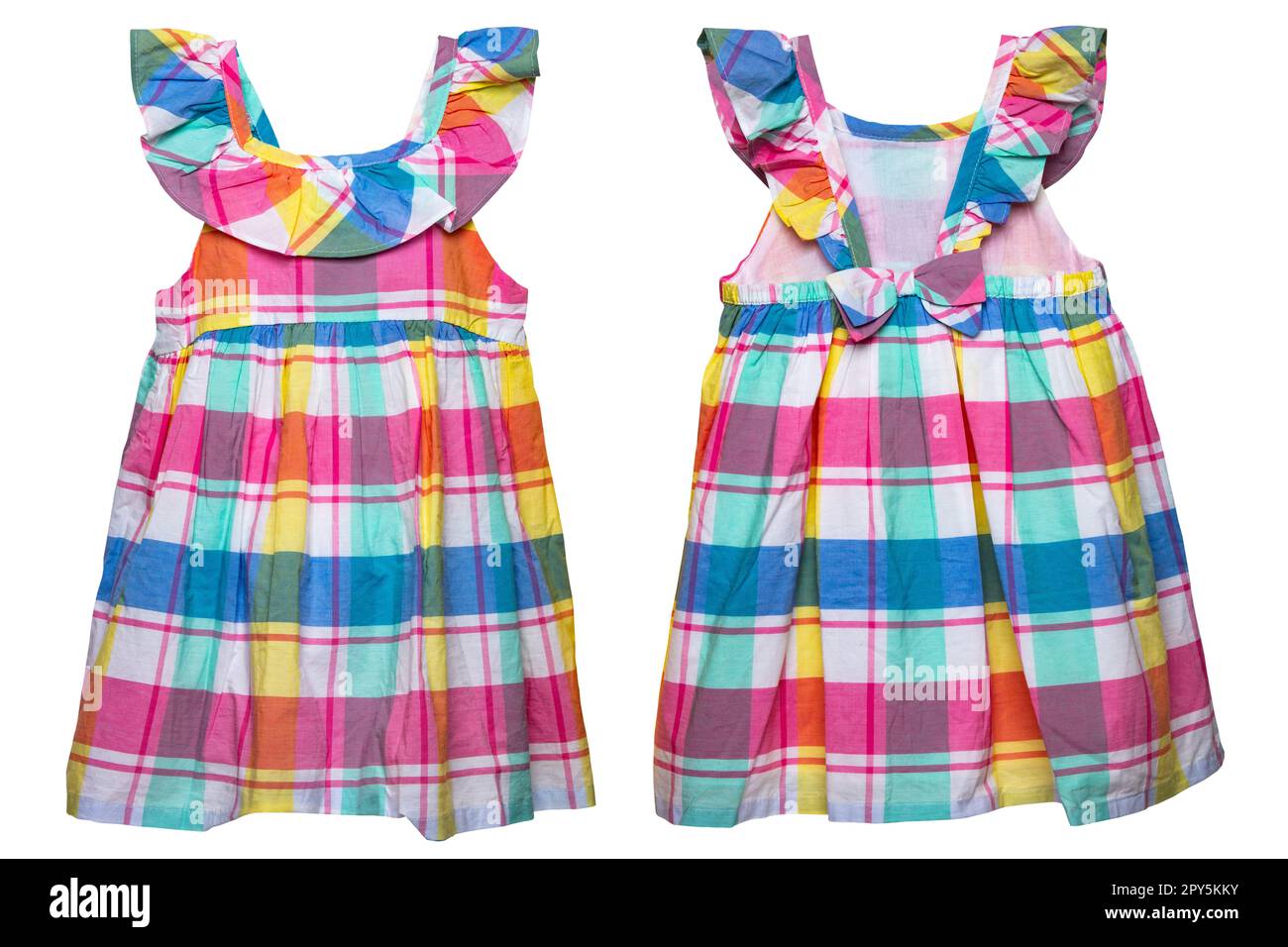 Sommerkleid isoliert. Nahaufnahme eines farbenfrohen, ärmellosen Baby-Mädchenkleids mit Karomuster, isoliert auf weißem Hintergrund. Frühlingsmode für Kinder. Vorder- und Rückansicht. Stockfoto