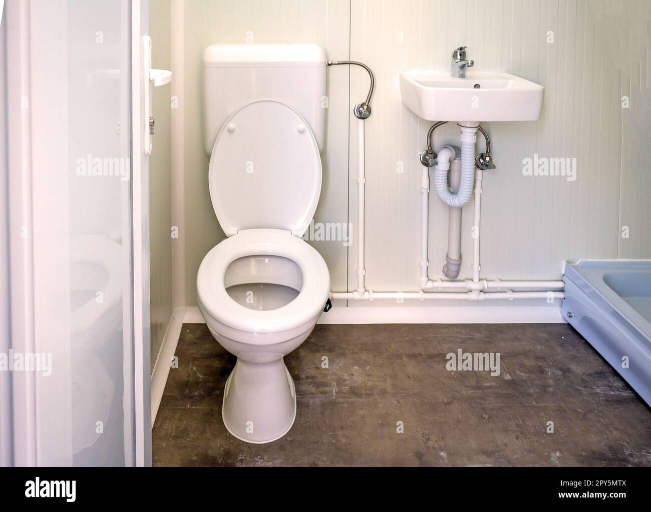 Kleine Toilette innen mit Keramikwaschbecken im öffentlichen Geschäft  Stockfotografie - Alamy