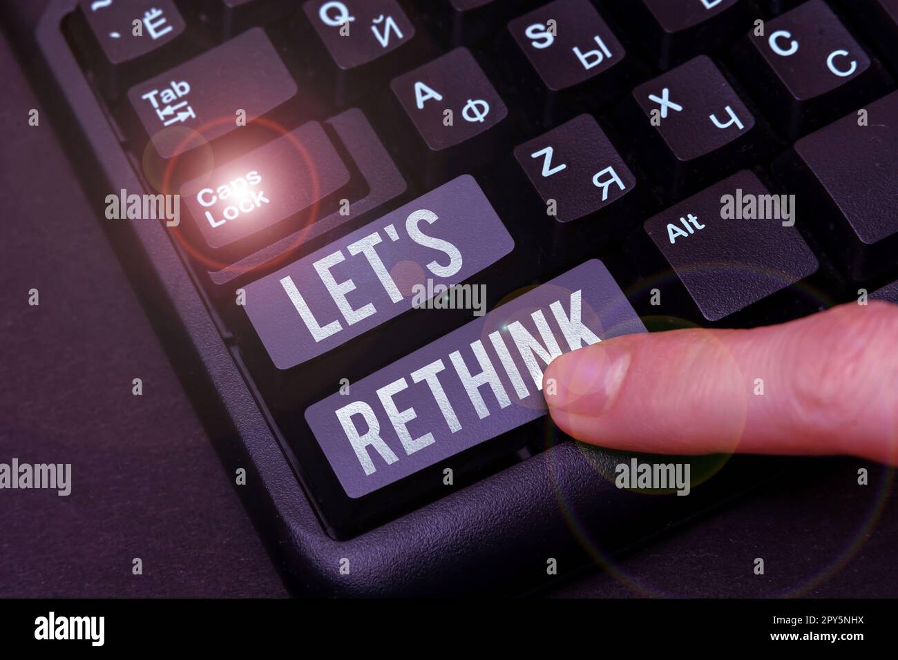 Ein handgeschriebenes Schild. Überdenken wir es. Ein Wort für einen nachträglichen Gedanken, an den man sich erinnern sollte, neu bewerten Stockfoto