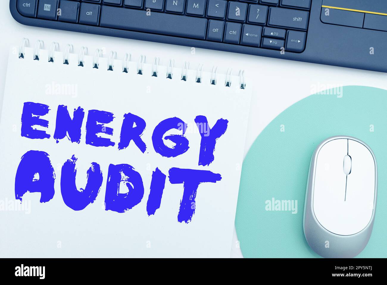 Konzeptionelle Anzeige Energie-Audit. Wort für die Bewertung des Energiebedarfs und der Effizienz eines Gebäudes Stockfoto