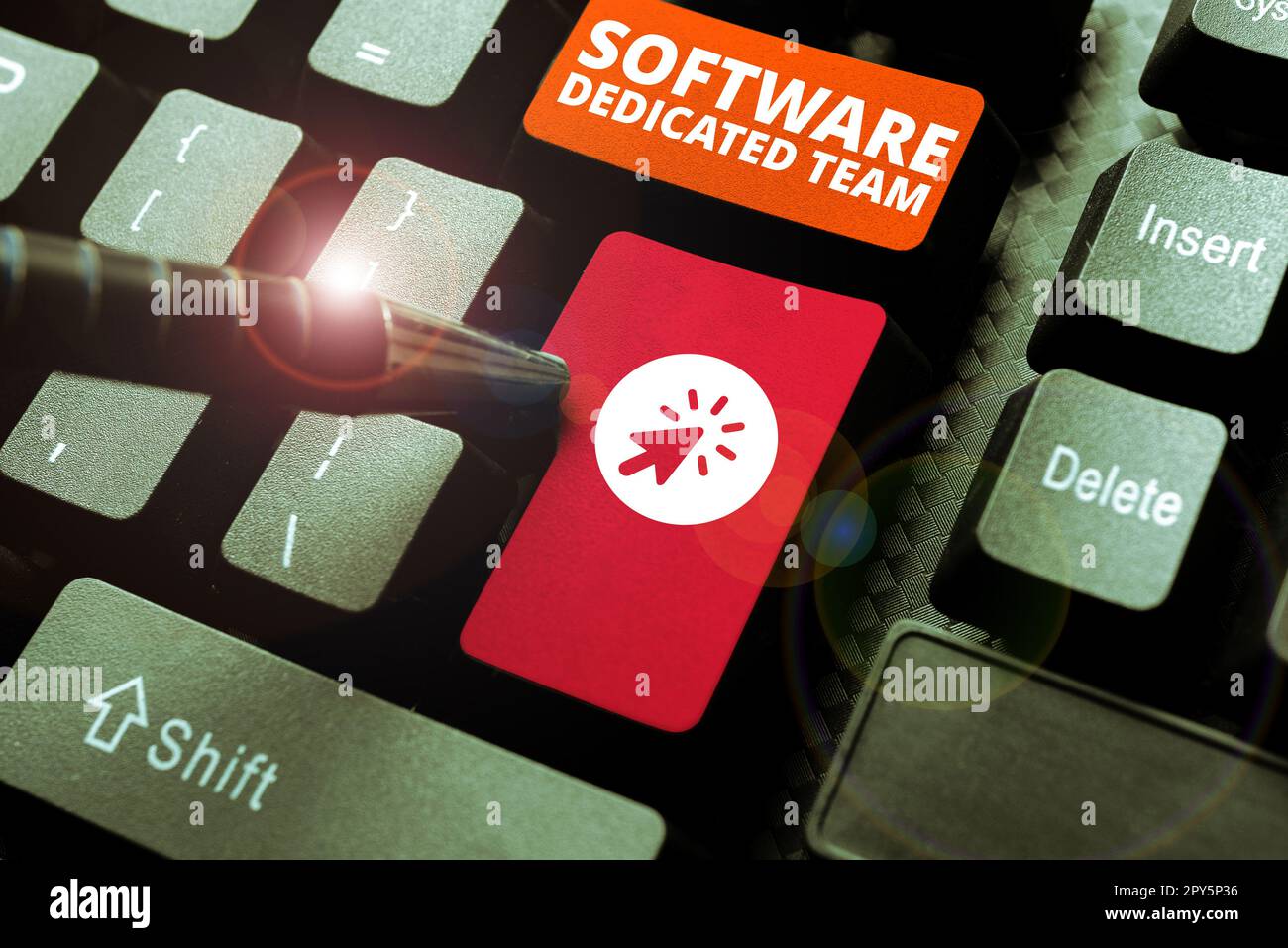 Handschriftliches Schild „Software Dedicated Team“. Geschäftskonzepte Mitarbeiter sind für die Modifikation von Software für neue Funktionen verantwortlich Stockfoto