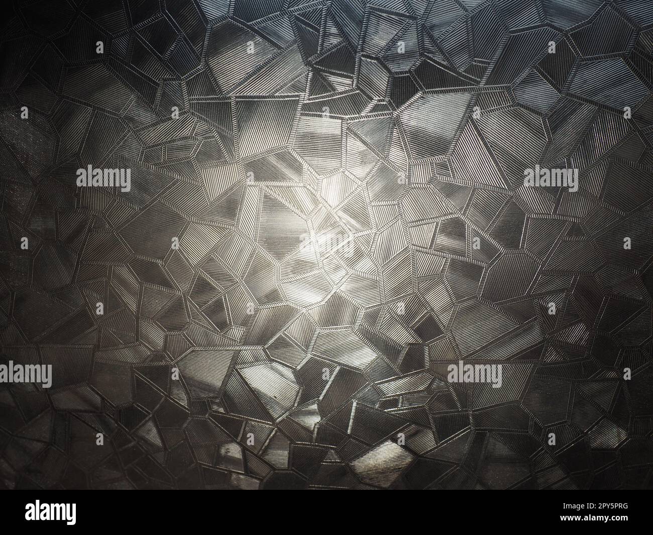 Abstraktes Bild von Wellglas auf hellem und dunklem Hintergrund mit Lichtreflexionen Stockfoto