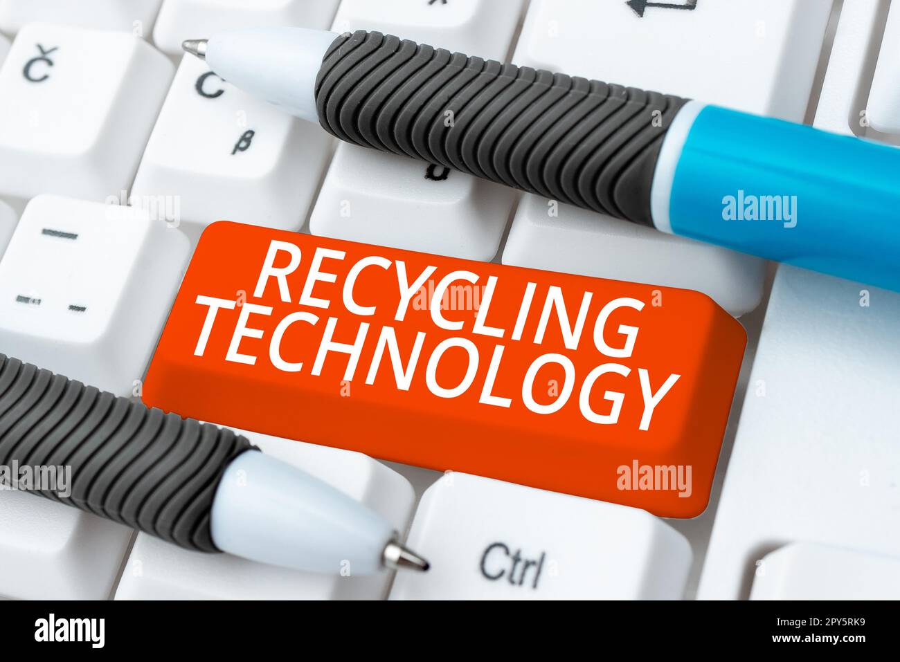 Inspiration mit Recycling-Technologie. Wort für die Methoden zur Reduzierung von Feststoffabfällen Stockfoto