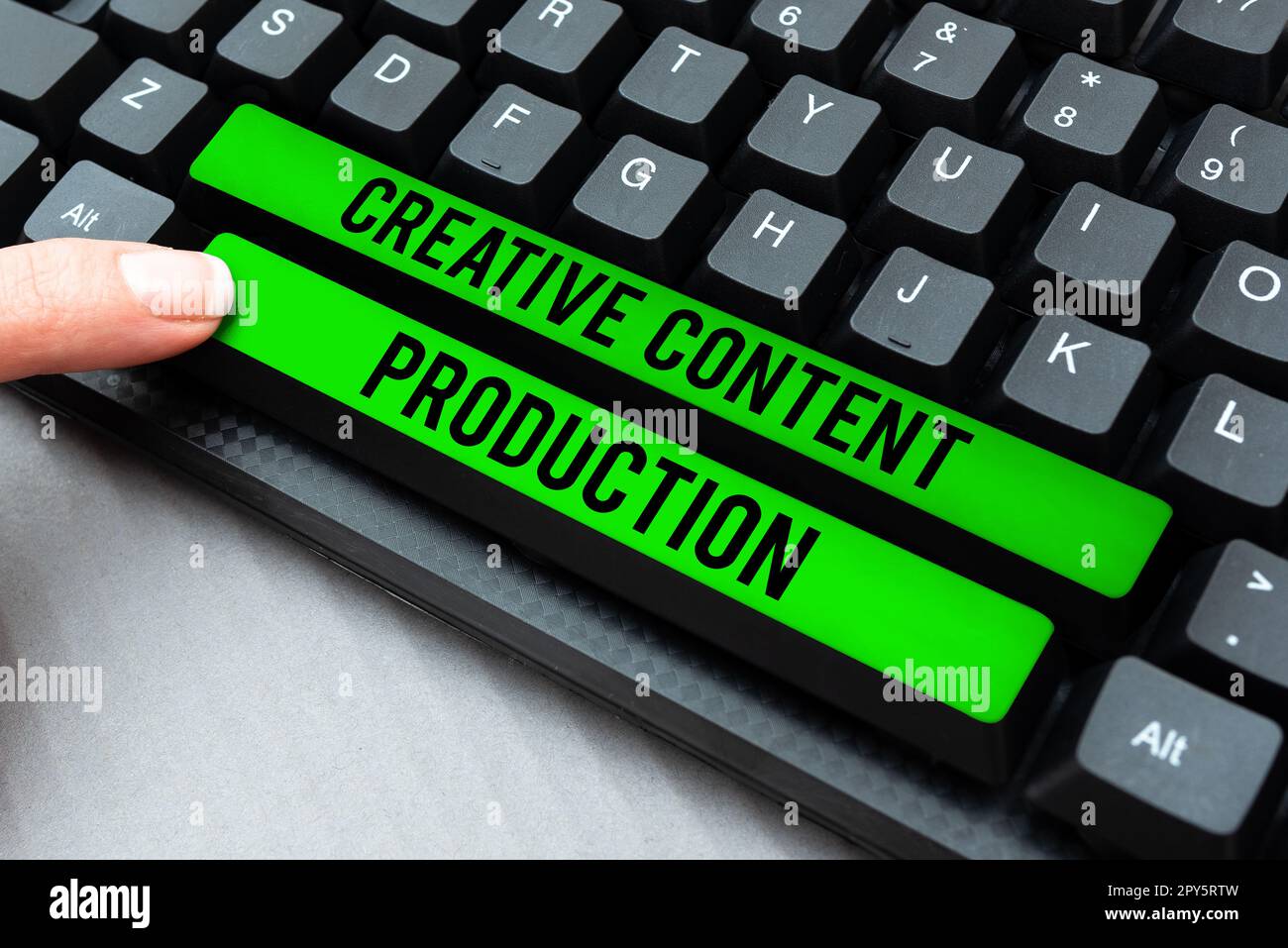 Konzeptionelle Darstellung Creative Content Production. Ein Wort, das darauf abzielt, Menschen die Art von Inhalten zu bieten, nach denen sie sich sehnen Stockfoto