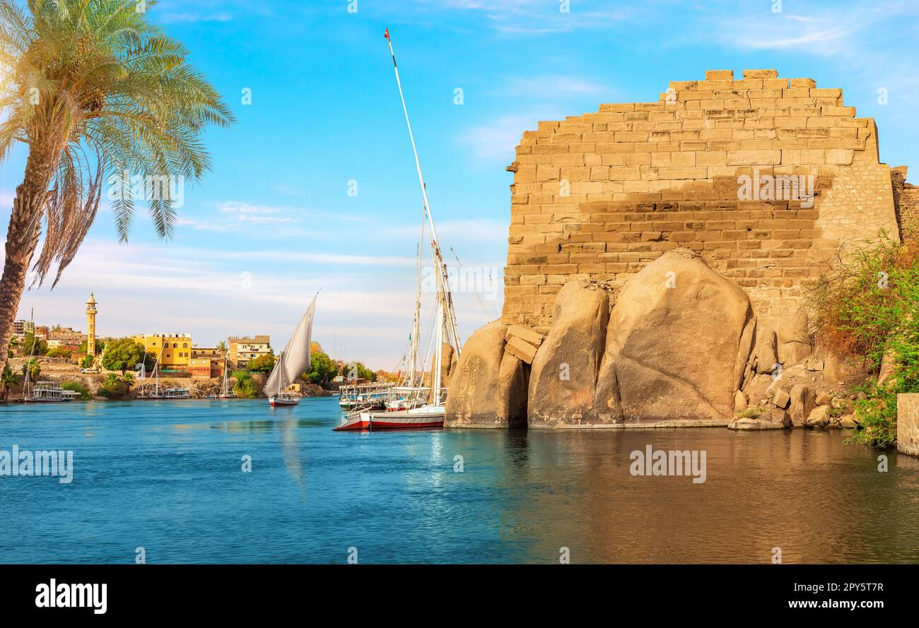 Uralte Felsen am Ufer des Nils, Assuan, Ägypten Stockfoto