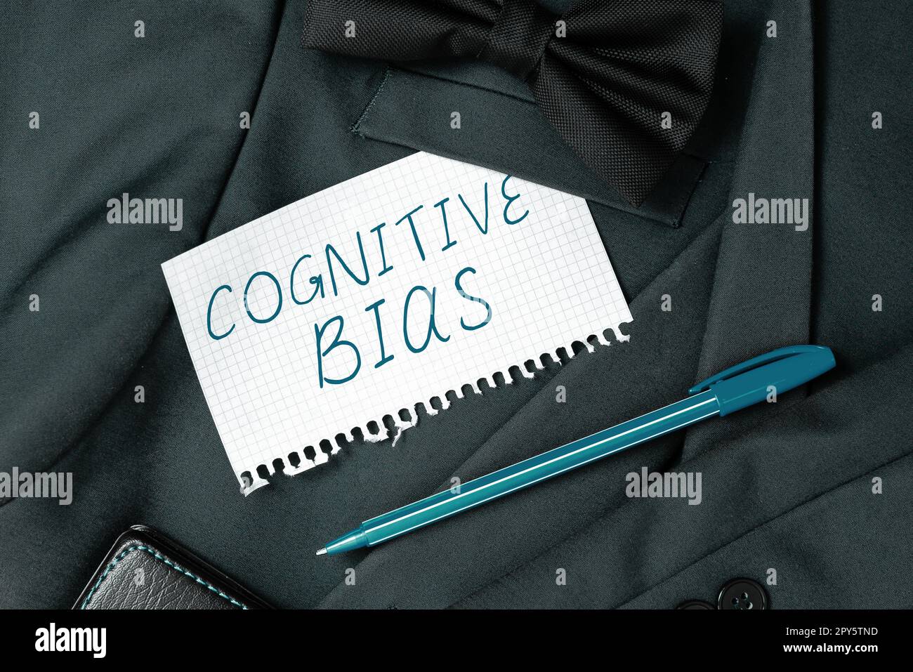 Schrift zeigt Text kognitive Vorurteile an. Ein Wort zur psychologischen Behandlung psychischer Störungen Stockfoto