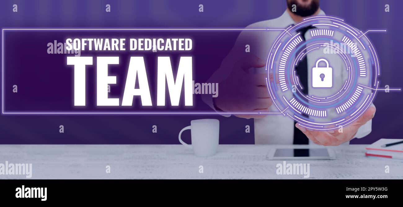 Handschriftliches Schild „Software Dedicated Team“. Konzept bedeutet, dass die Mitarbeiter für die Modifikation der Software für neue Funktionen verantwortlich sind Stockfoto