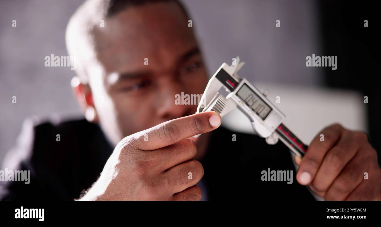 Afrikanische Hand-Hand-Messschieber Mit Digitalem Messschieber Stockfoto