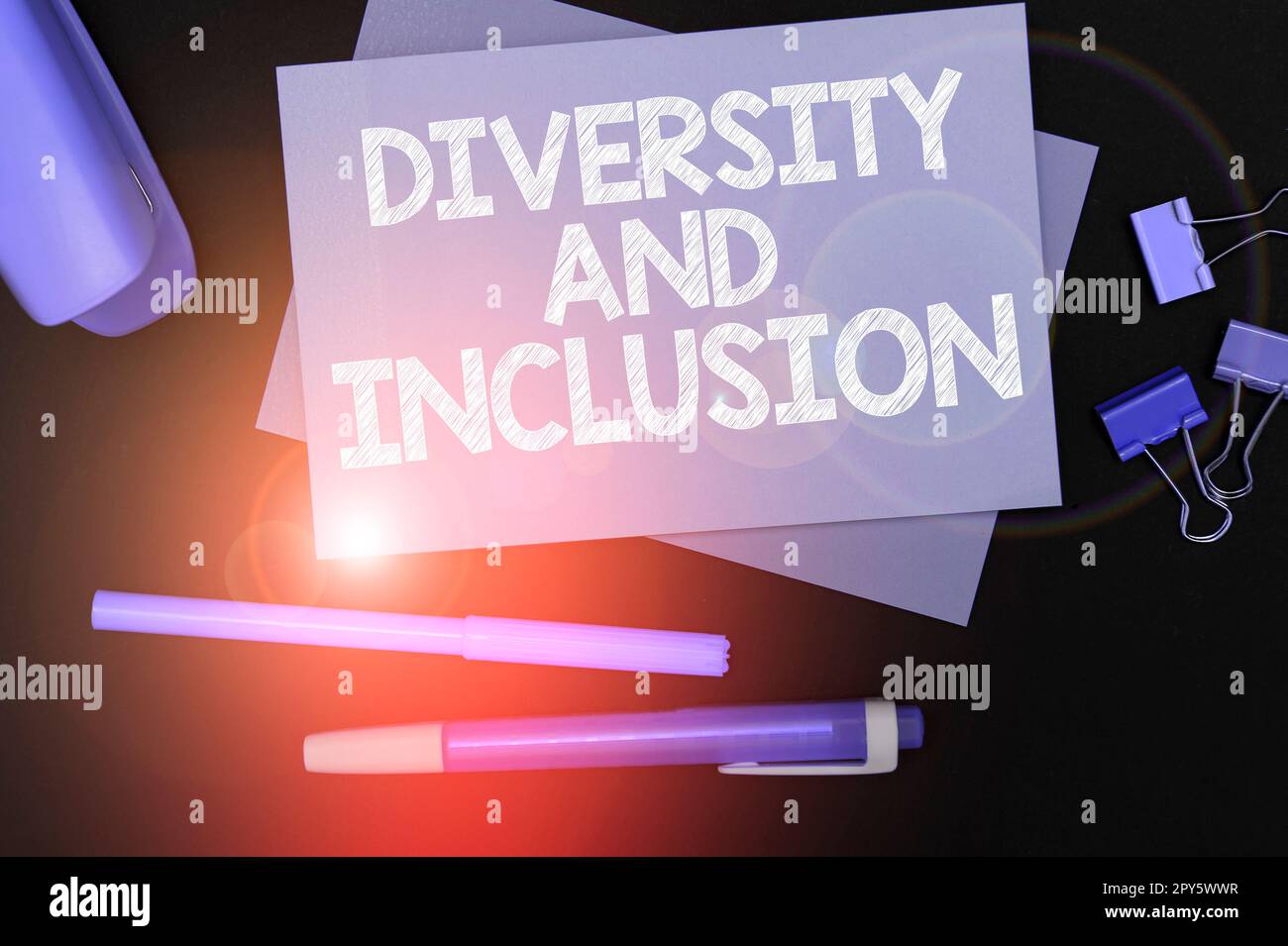 Schild mit der Aufschrift „Vielfalt und Einbeziehung“. Geschäftliche Ideenreichweite menschliche Unterschiede umfassen ethnische Zugehörigkeit Geschlecht Stockfoto