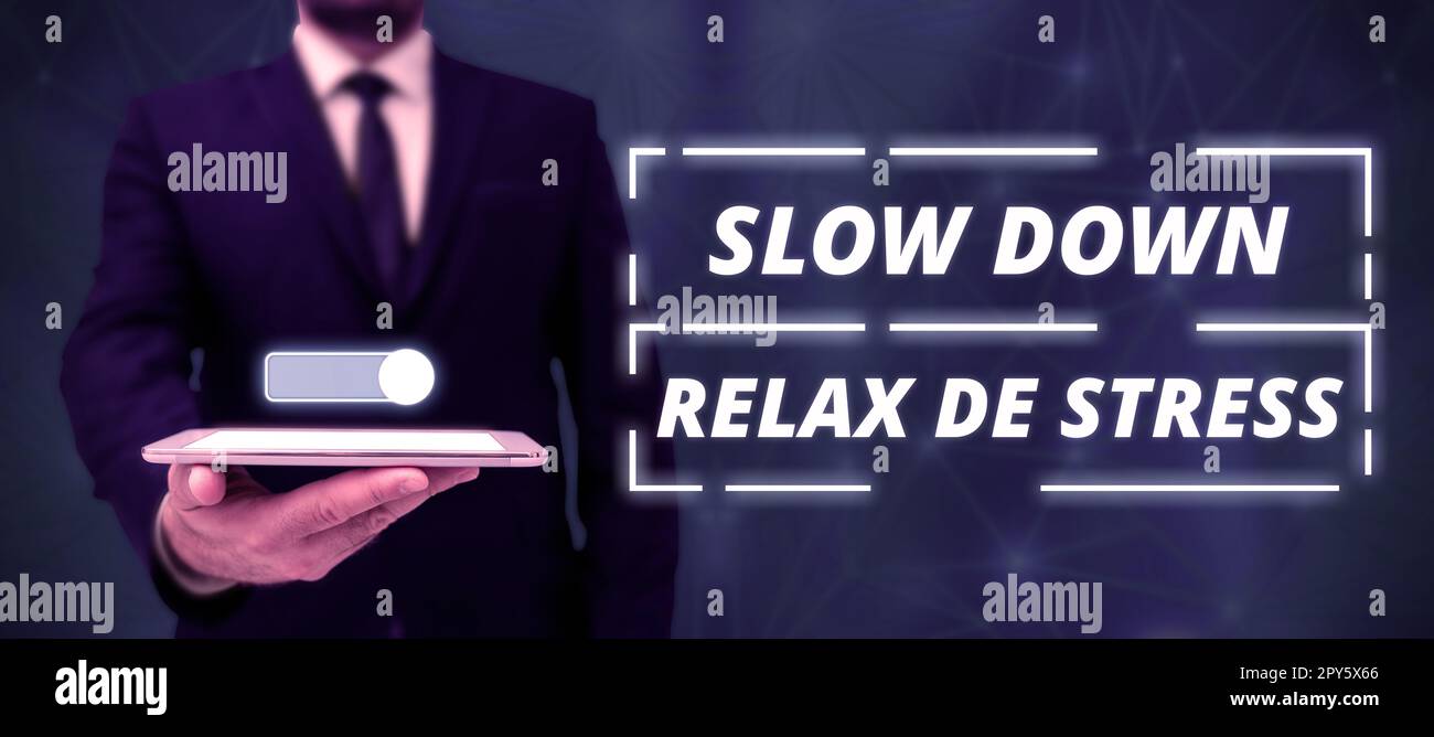 Schild mit der Anzeige Slow Down Relax De Stress. Geschäftsidee Pause Stress reduzieren Ruhe bewahren Stockfoto