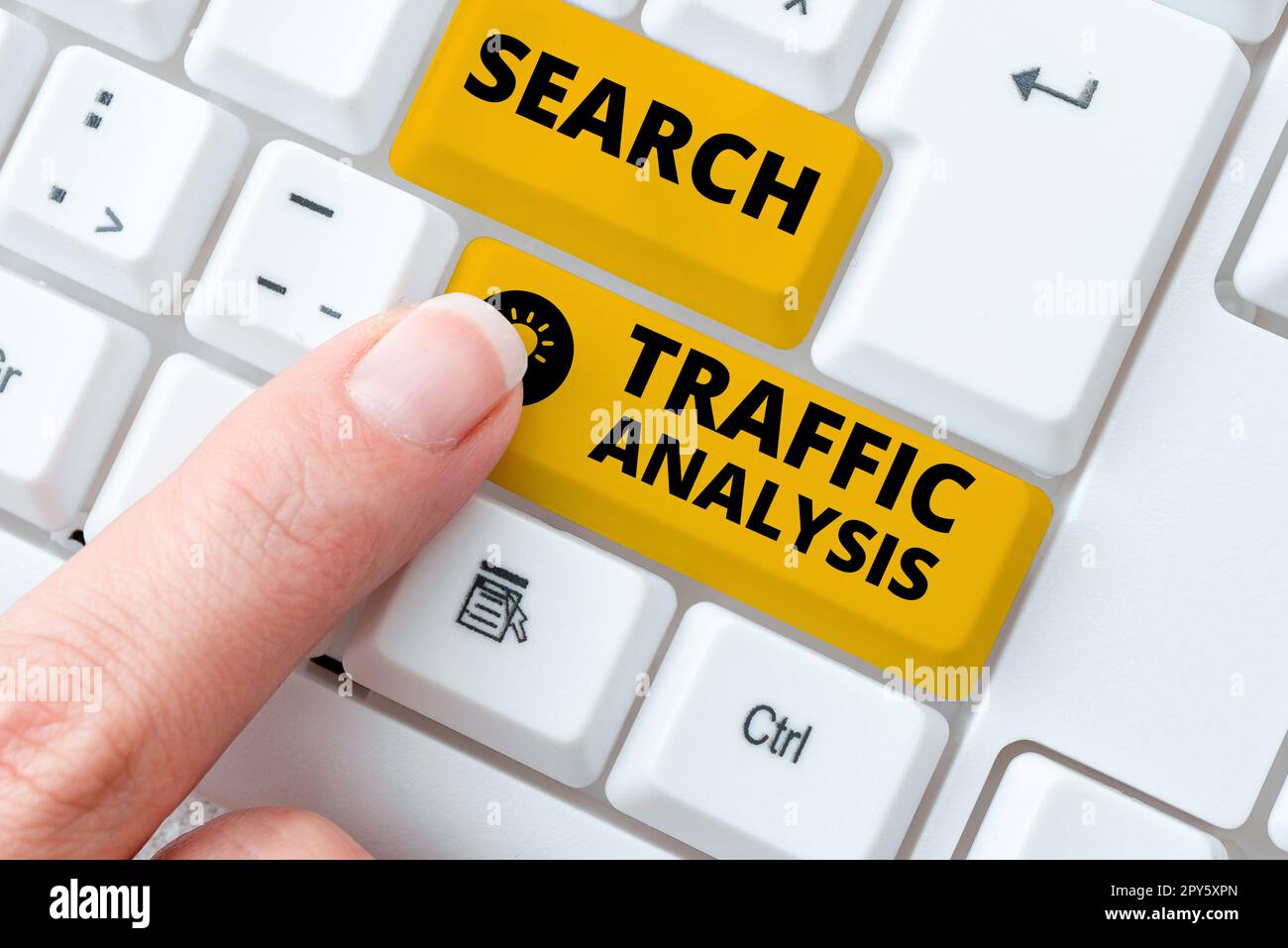 Handgeschriebenes Schild Suche Verkehrsanalyse. Word für Dienst, mit dem Internetnutzer nach Inhalten suchen können Stockfoto